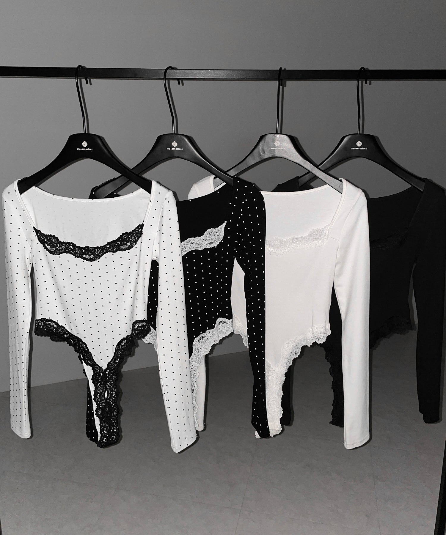 ドットカットアウトレースポイントボディスーツトップス /dot cutout lace point bodysuit tops