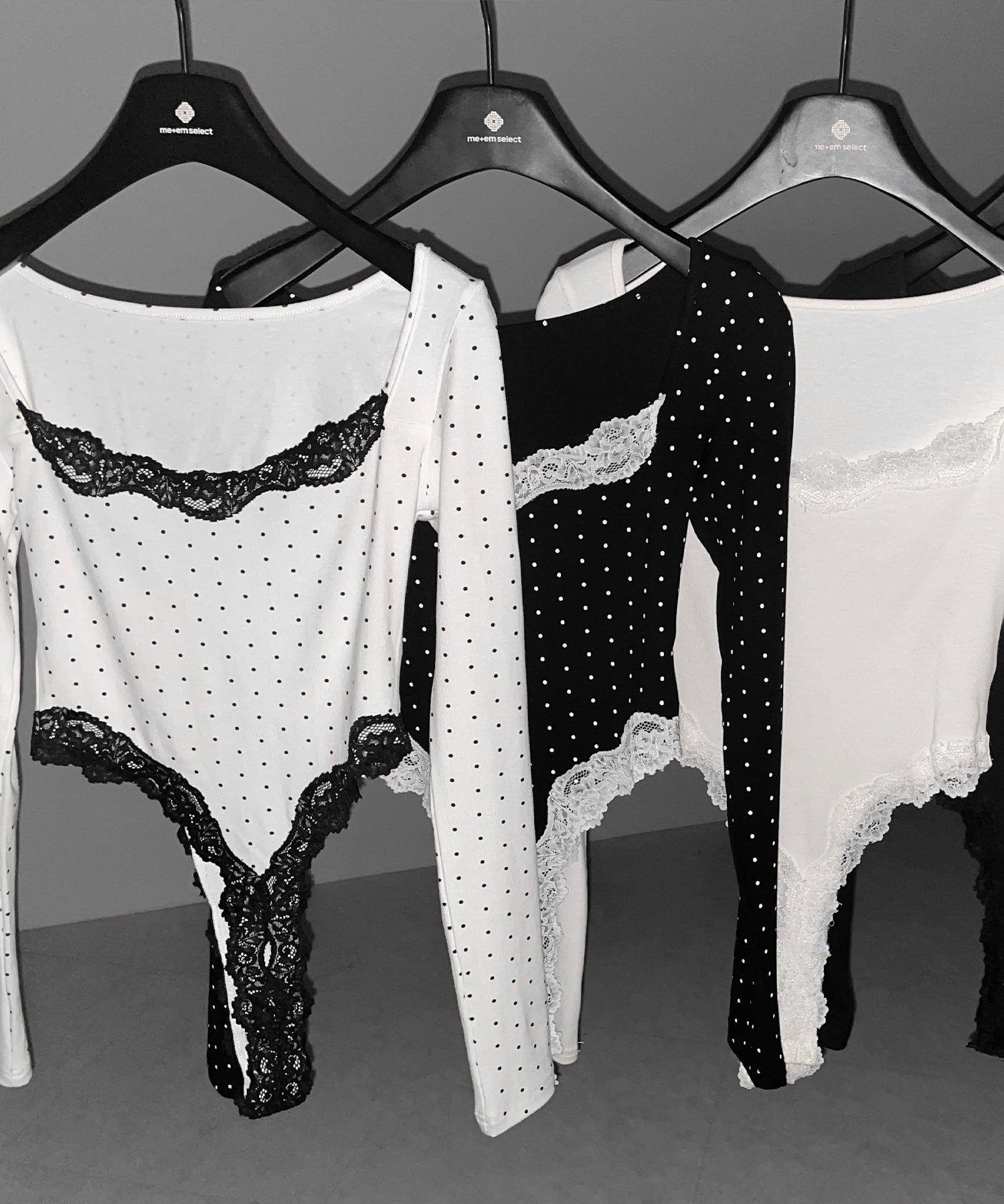 ドットカットアウトレースポイントボディスーツトップス /dot cutout lace point bodysuit tops