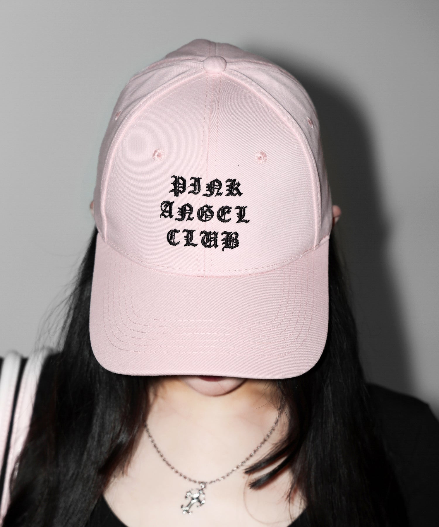 【 PINK ANGEL CLUB 】 GRUNGE LOGO embroidery CAP / グランジロゴ刺繍キャップ