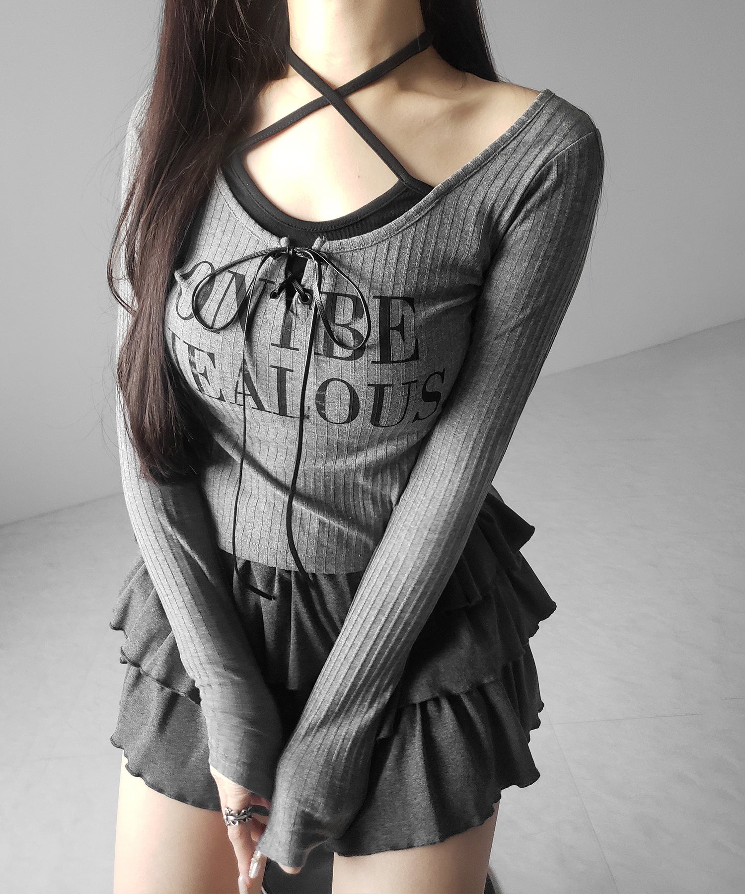 【 クロスネックにできる2WAY 】レースアップフェイクレイヤードロゴカットソートップス / laceup fake layered logo cutsew tops