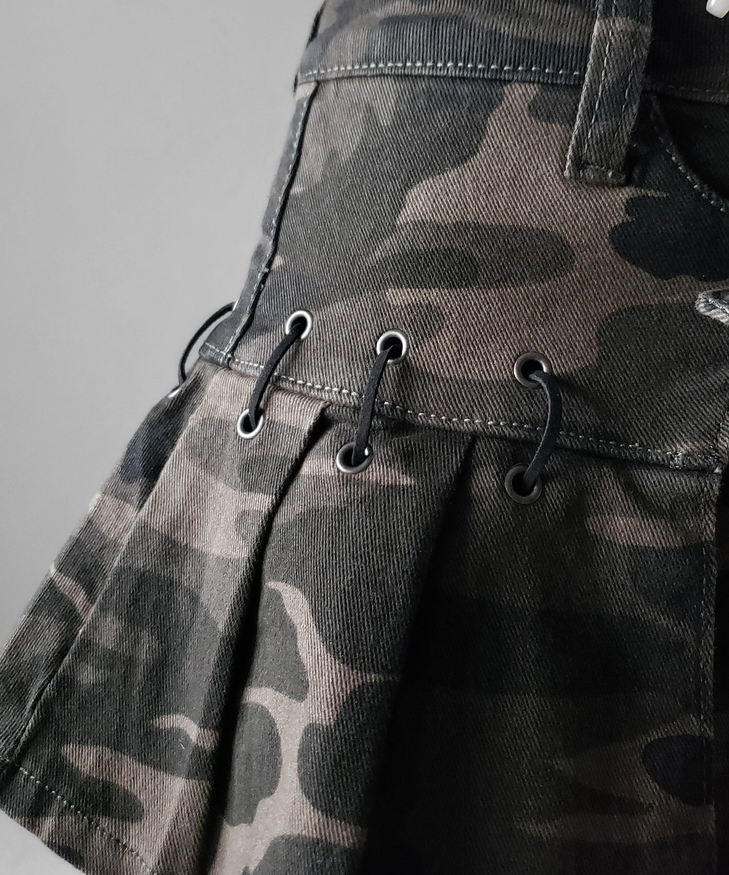 【 インパン裏地付 】カモフラベルテッドマイクロプリーツミニスカパン / camouflage belted micro pleats skirt pants