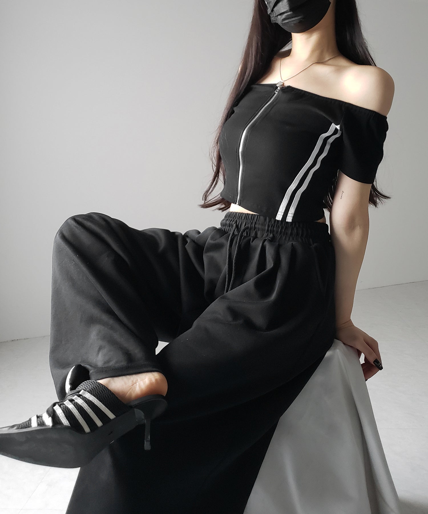 ジップアップオフショルサイドラインTシャツ / zipup off shoulder sideline T-shirt