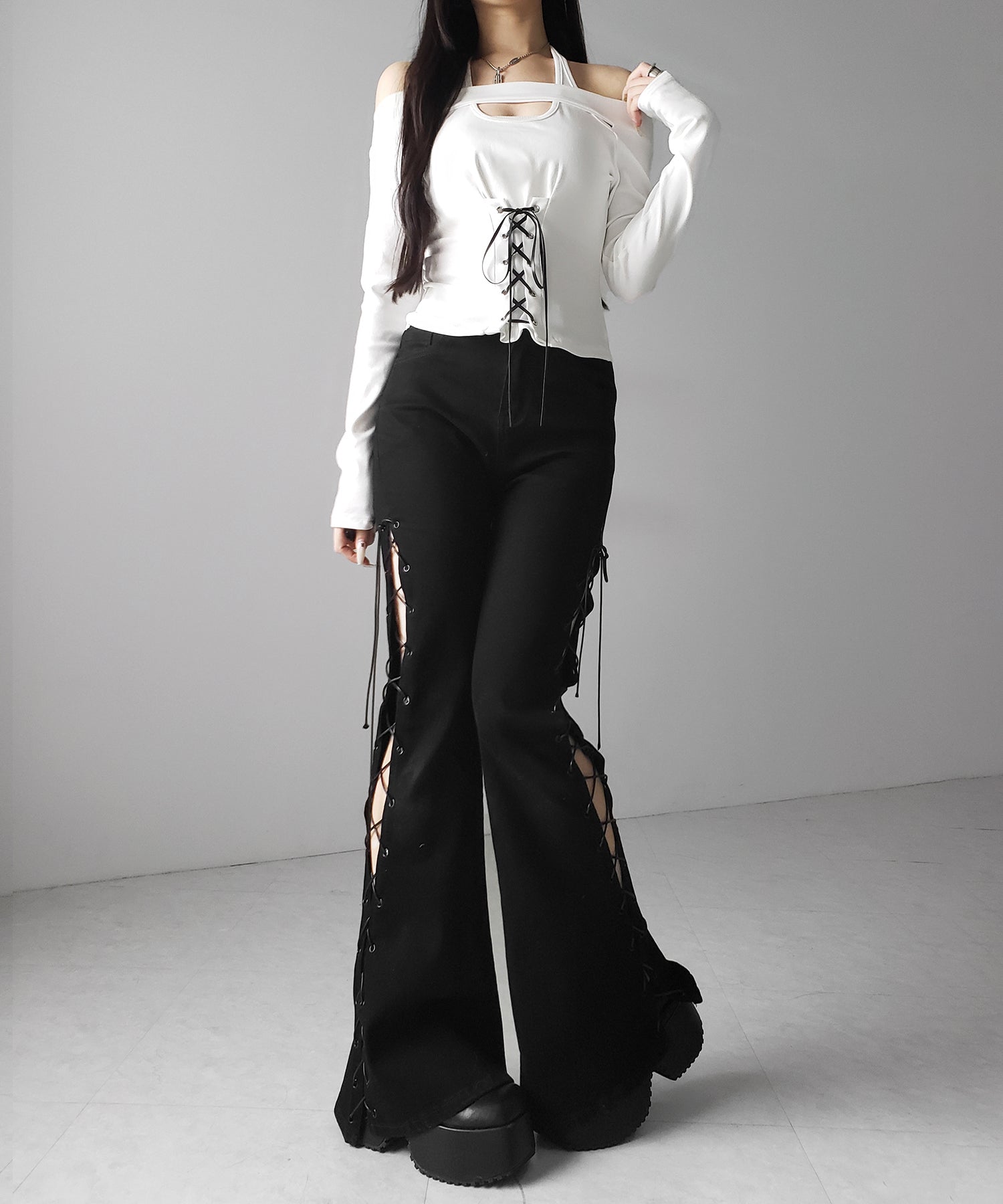 レースアップカットアウトホルターオフショルトップス / laceup cutout halter offshoulder tops