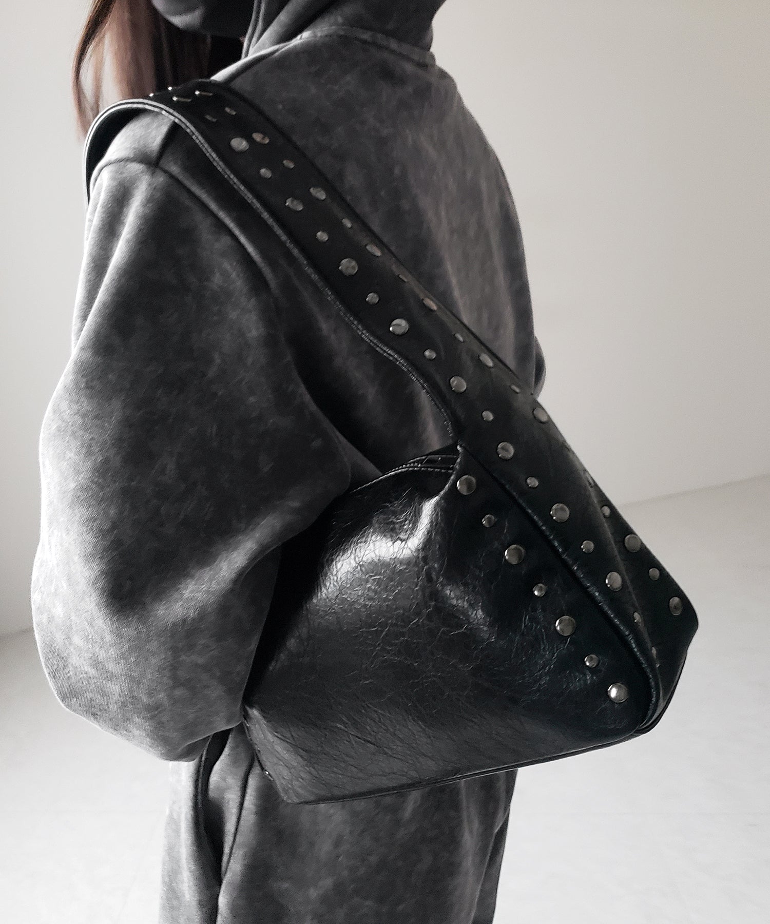 スタッズデザインスクエアショルダーバッグ / stud design square shoulder bag