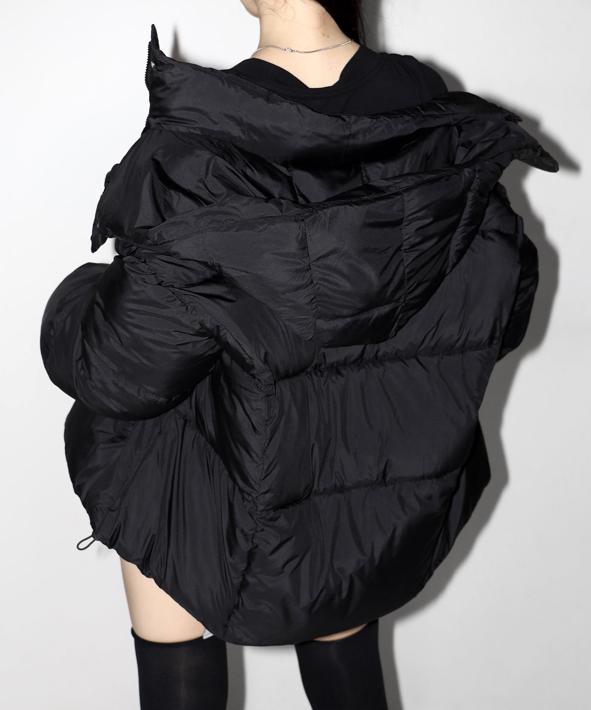 スタンドネックボリュームフーディ中綿パフジャケット / Stand-neck volume hooded fake down puff jacket