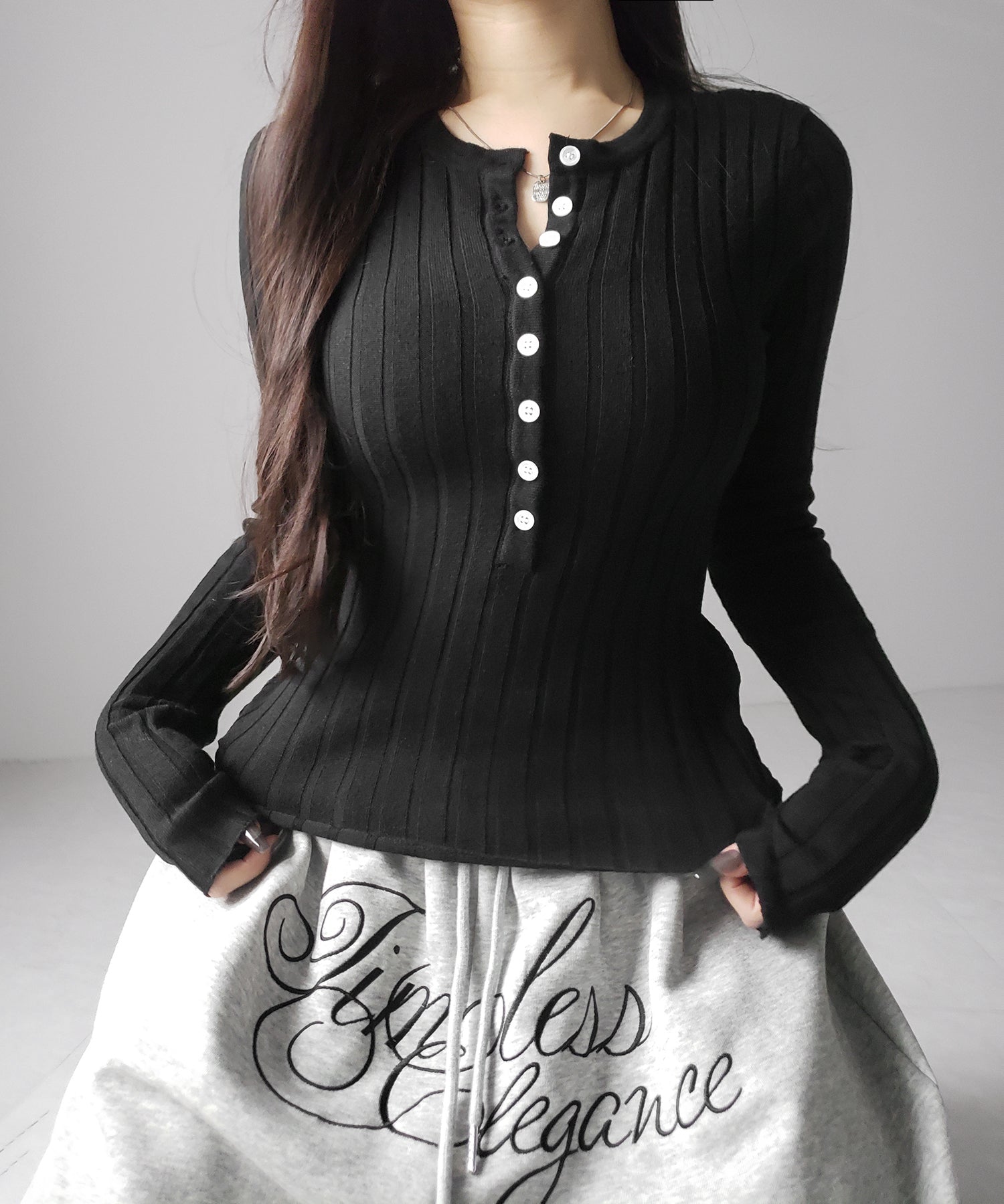 スリムフィットヘンリーネックリブトップス / slim fit henley neck ribbed tops