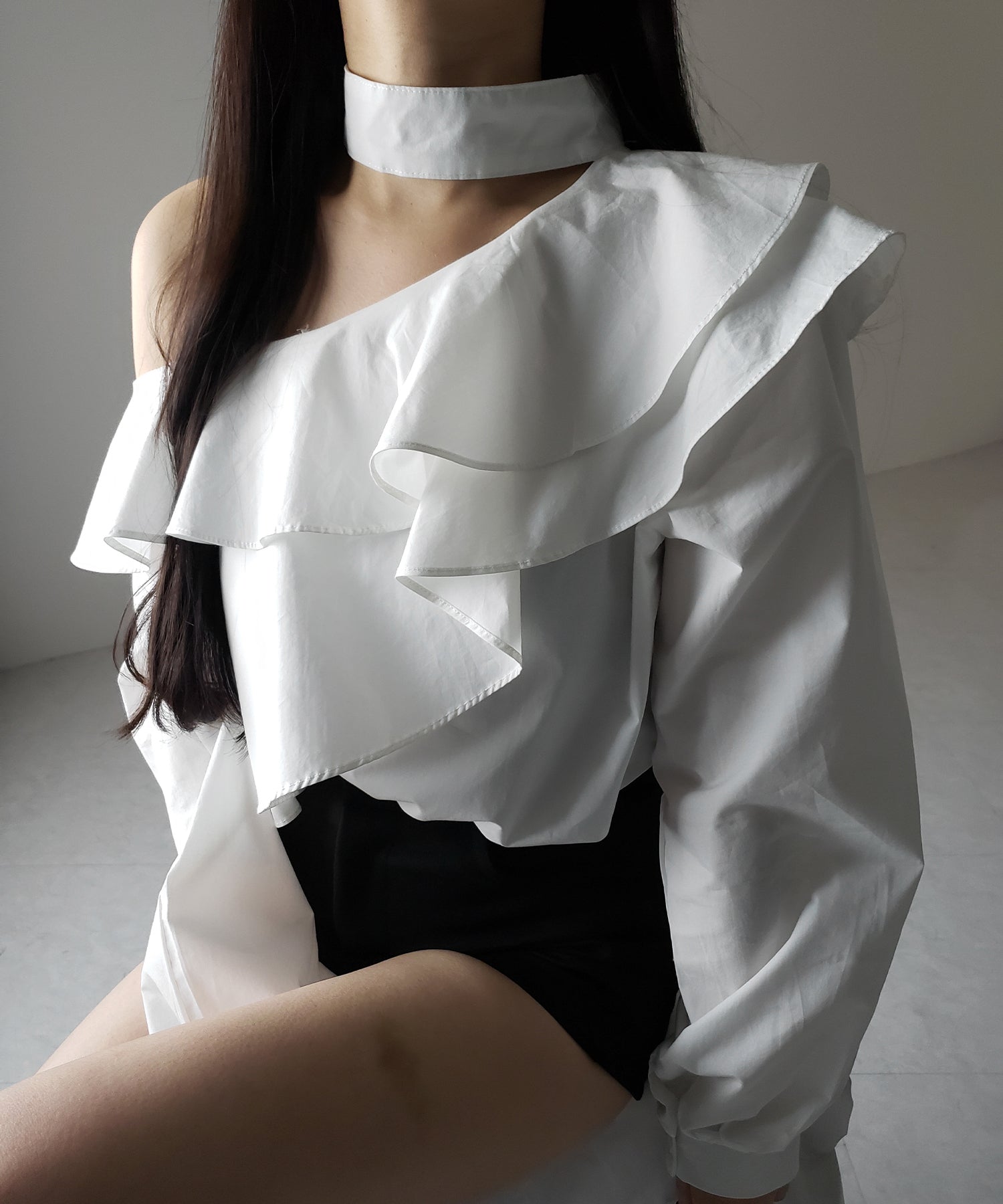 【 2color 】チョーカーフリルワンショルダーブラウス / choker frill one shoulder blouse