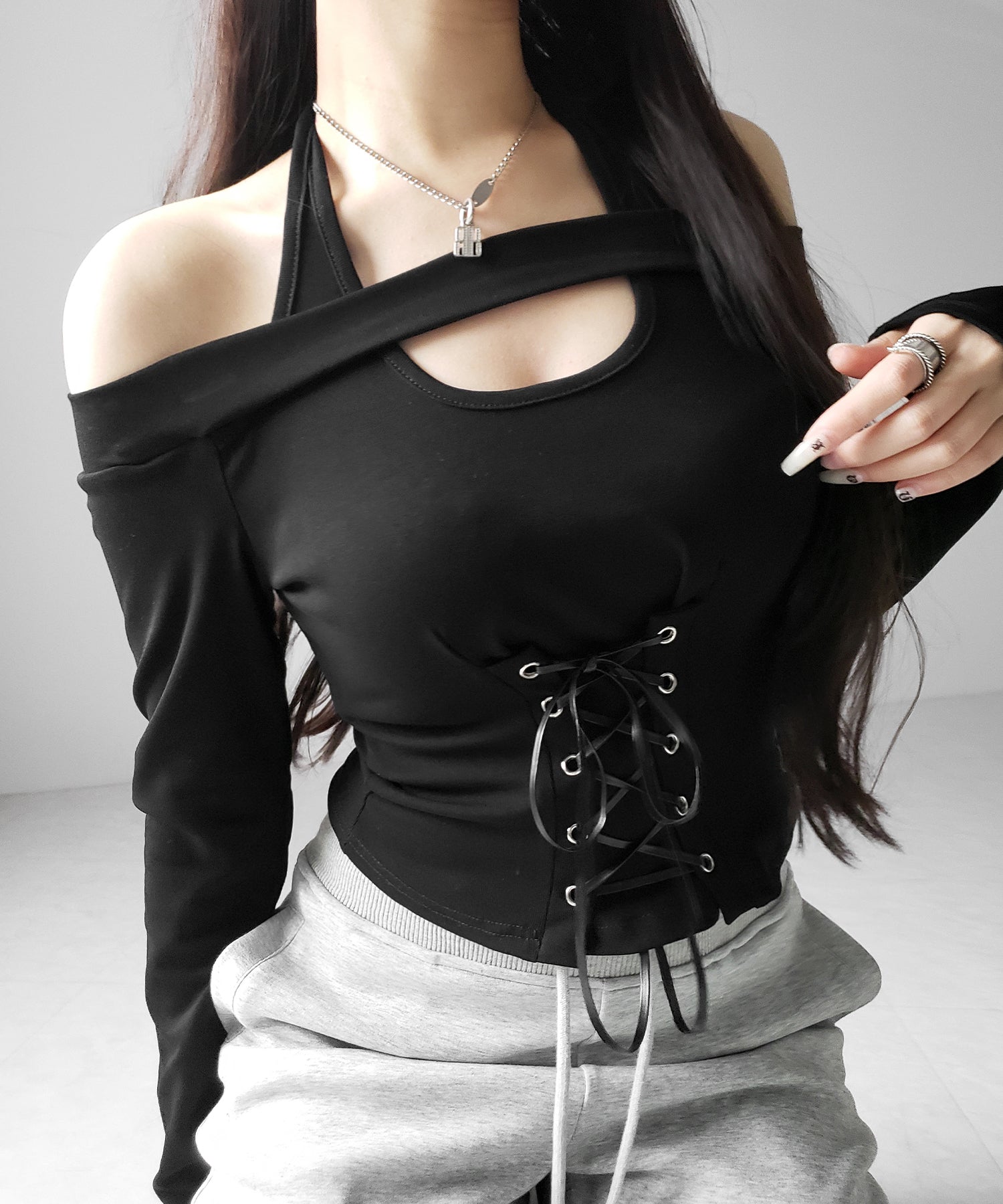 レースアップカットアウトホルターオフショルトップス / laceup cutout halter offshoulder tops