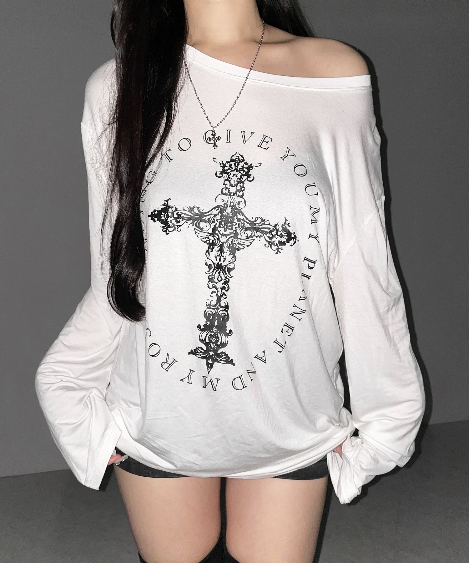 【 ワンショルにできる2way 】クロスロゴプリントワンショルルーズシアーTシャツ / 2WAY cross logo print one shoulder loose sheer T-shirt