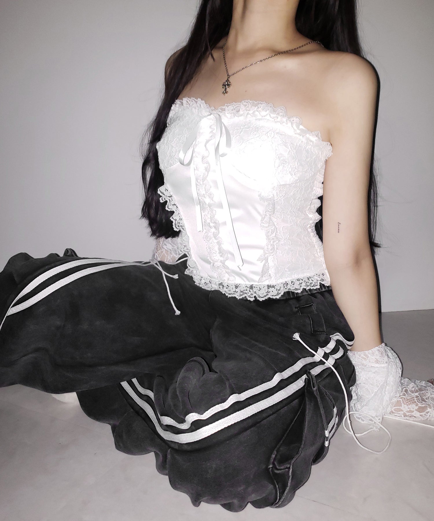 【 2color 】フロントリボンレースフリルコルセットベアトップ / front ribbon lace frill corset bare top