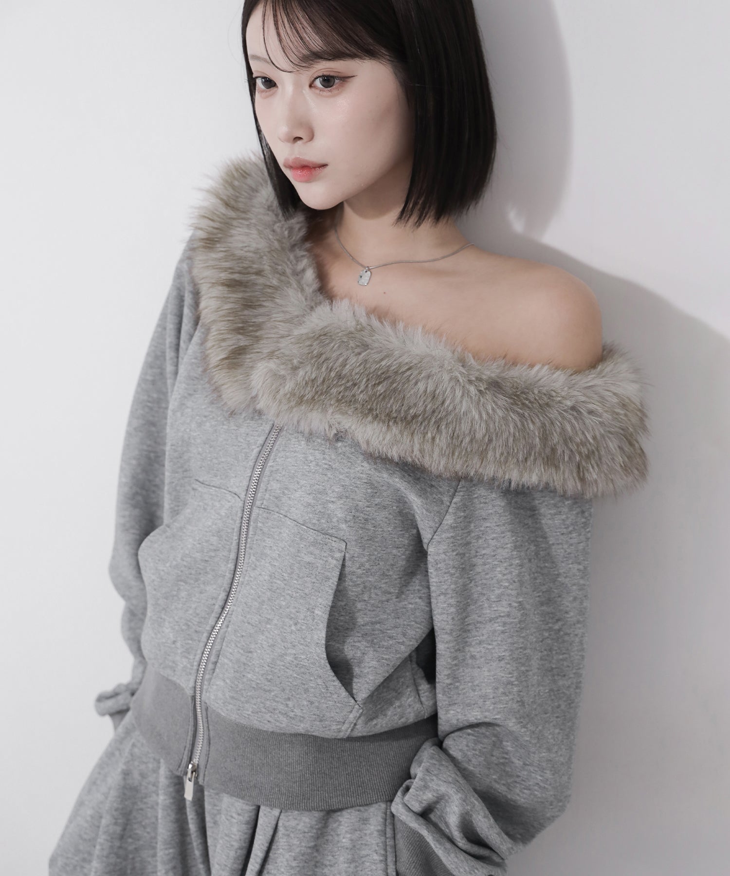 【 セットアップ 】ファーダブルジップワンショルスウェット&タックワイドスウェットパンツ / Fur double-zip one-shoulder sweatshirt & tuck wide sweatpants SETUP