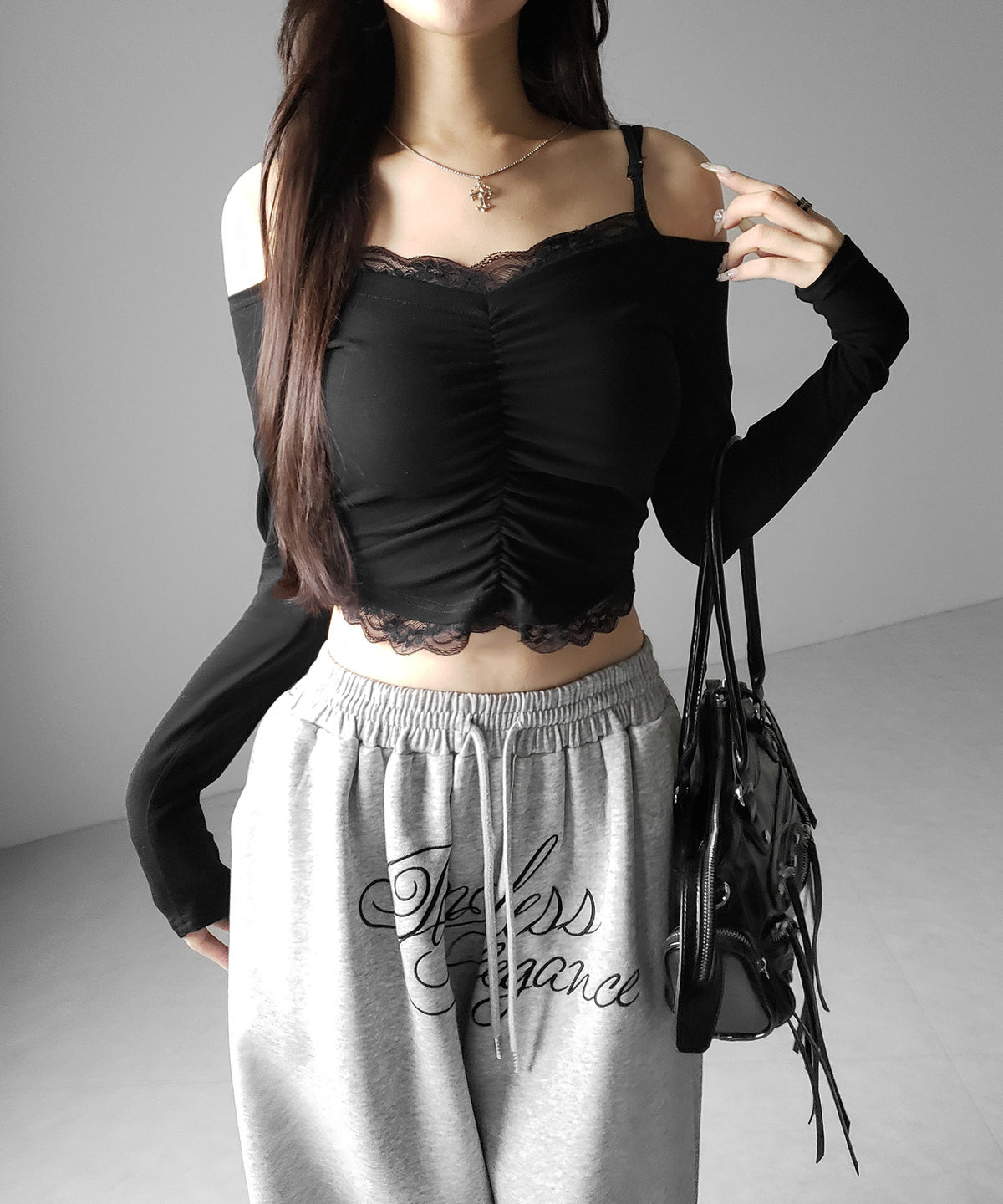 レースレイヤードギャザーオフショル長袖Tシャツ / lace layered gather off-shoulder long-sleeved T-shirts