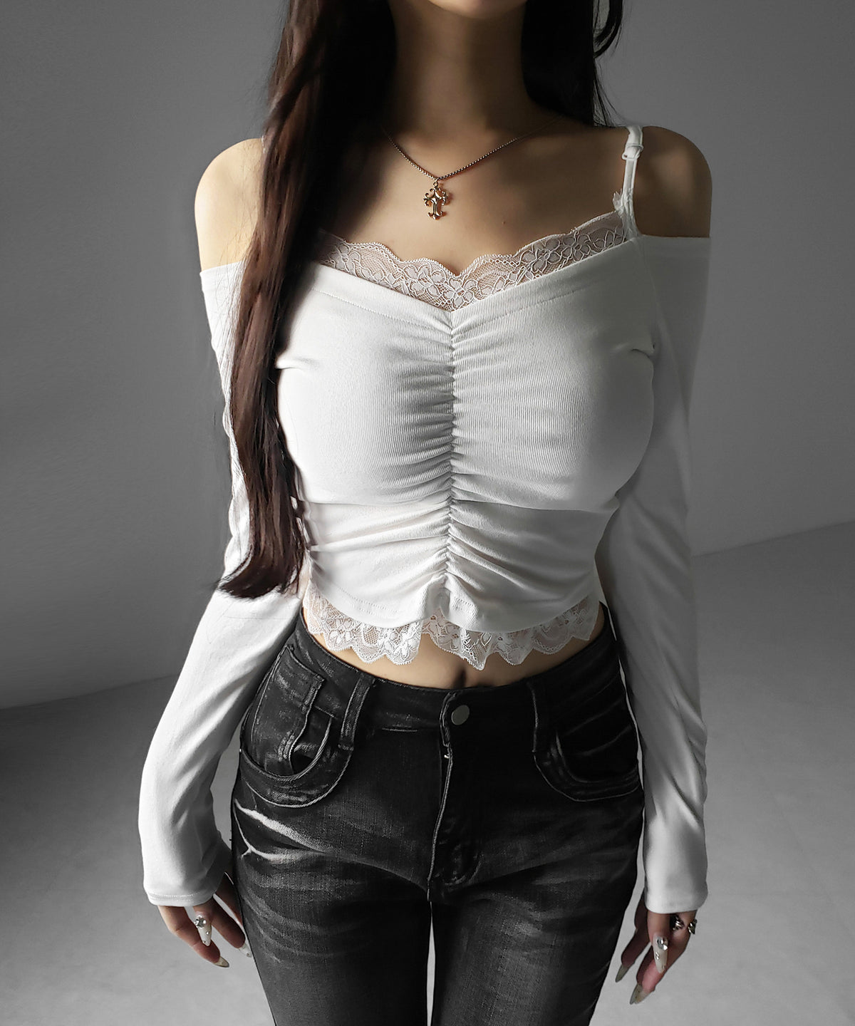 レースレイヤードギャザーオフショル長袖Tシャツ / lace layered gather off-shoulder long-sleeved T-shirts
