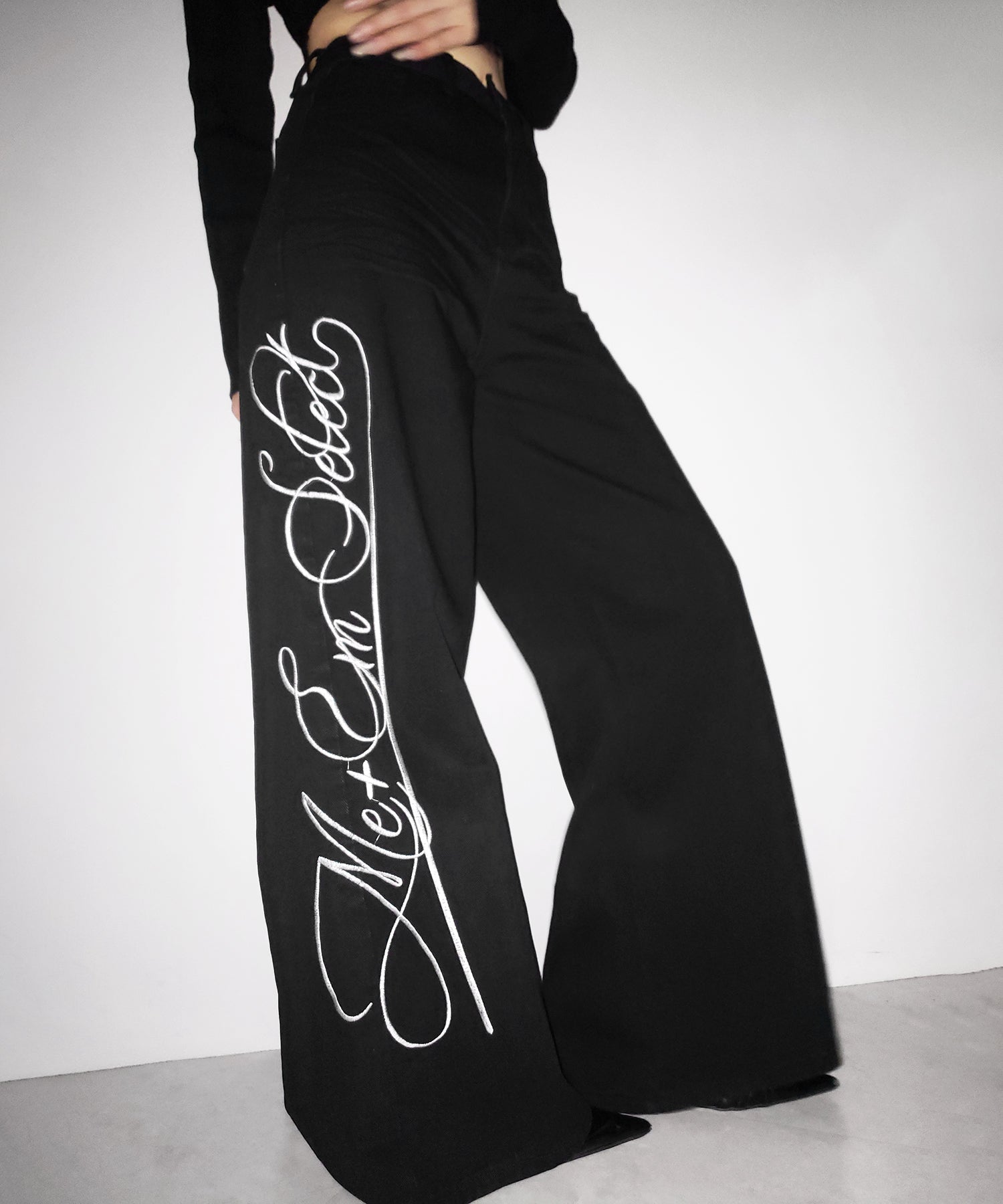 レタリングロゴ刺繍ハイウエストワイドブラックデニム / lettering logo embroidery high waist wide black denim