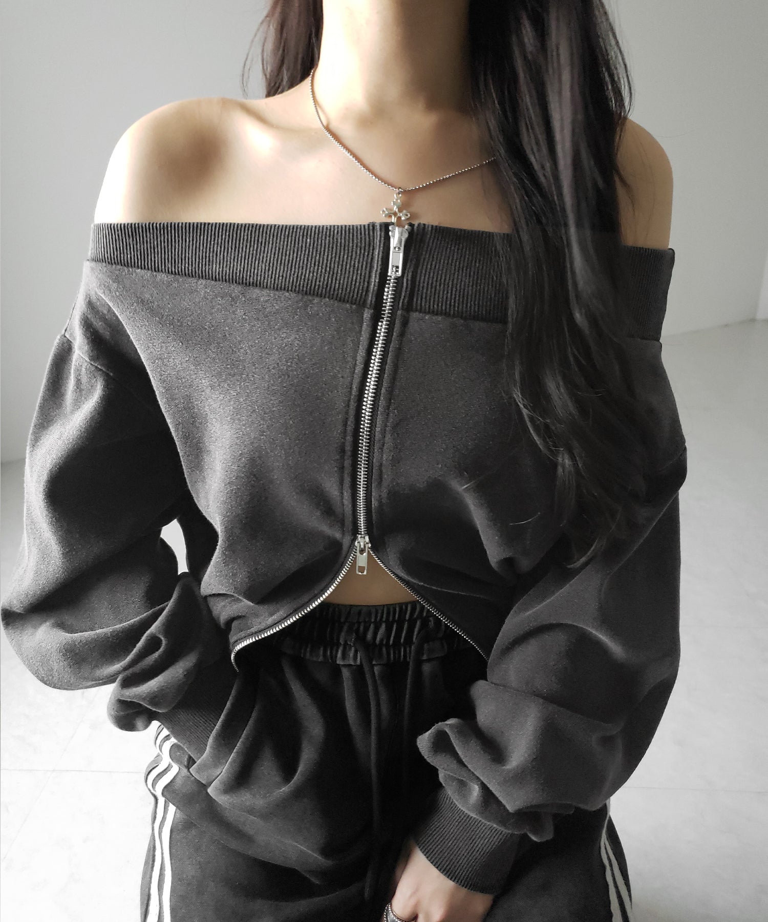 【 2color 】ダブルジップピグメントオフショルスウェットトップス / double zip pigment off shoulder sweat tops