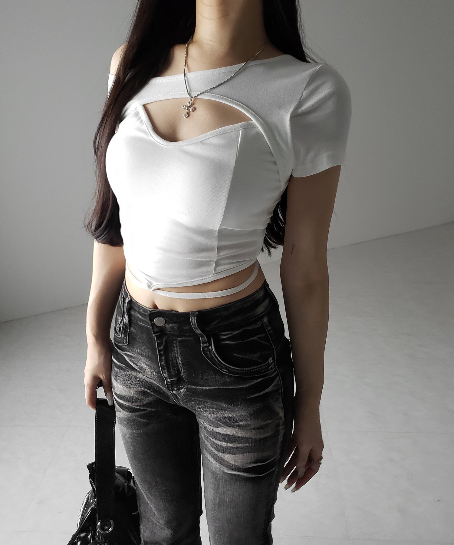 【 2color 】胸開きカットアウトクロスストラップワンショルダーTシャツ / open chest cutout cross strap one shoulder T-shirts