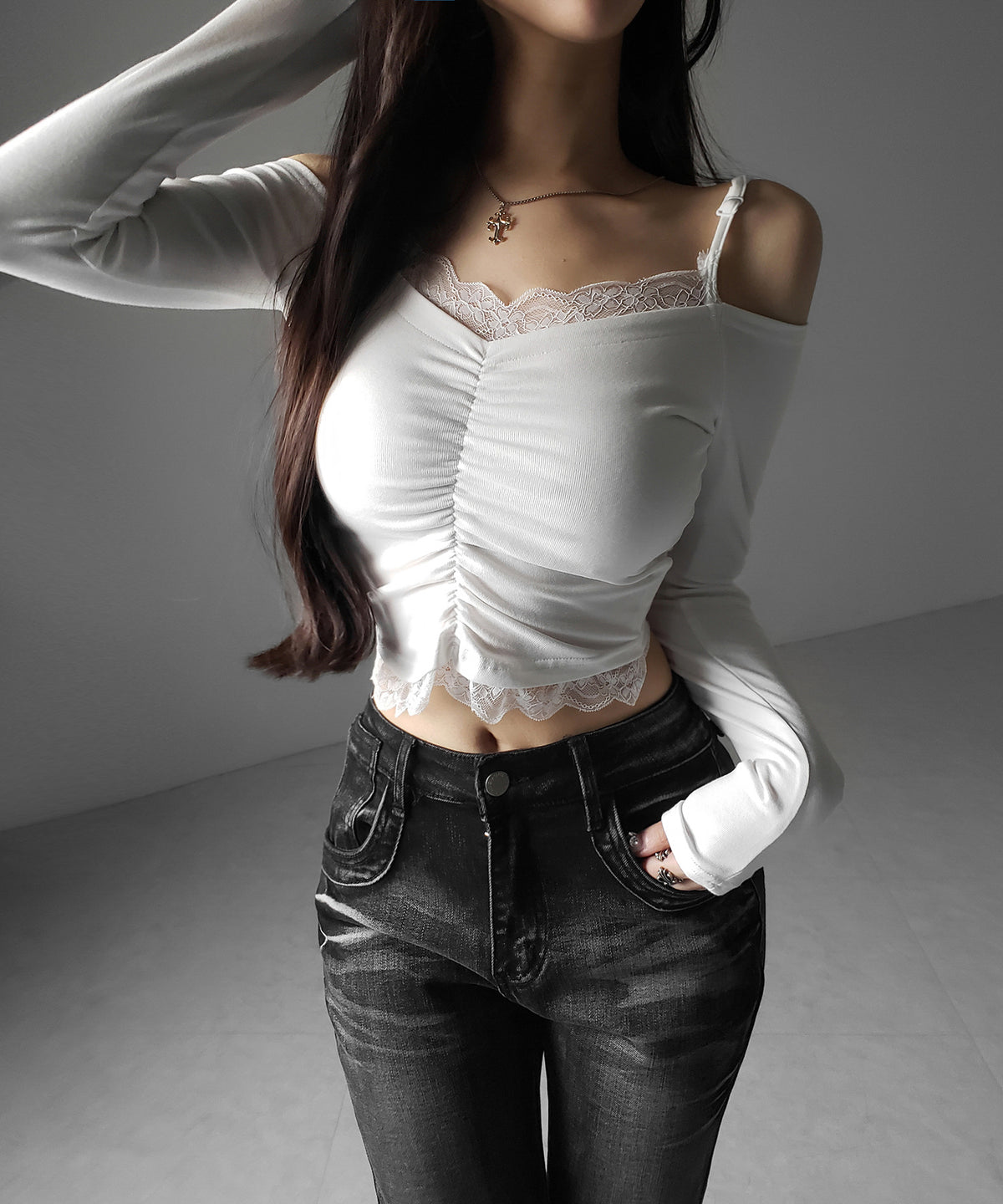 レースレイヤードギャザーオフショル長袖Tシャツ / lace layered gather off-shoulder long-sleeved T-shirts