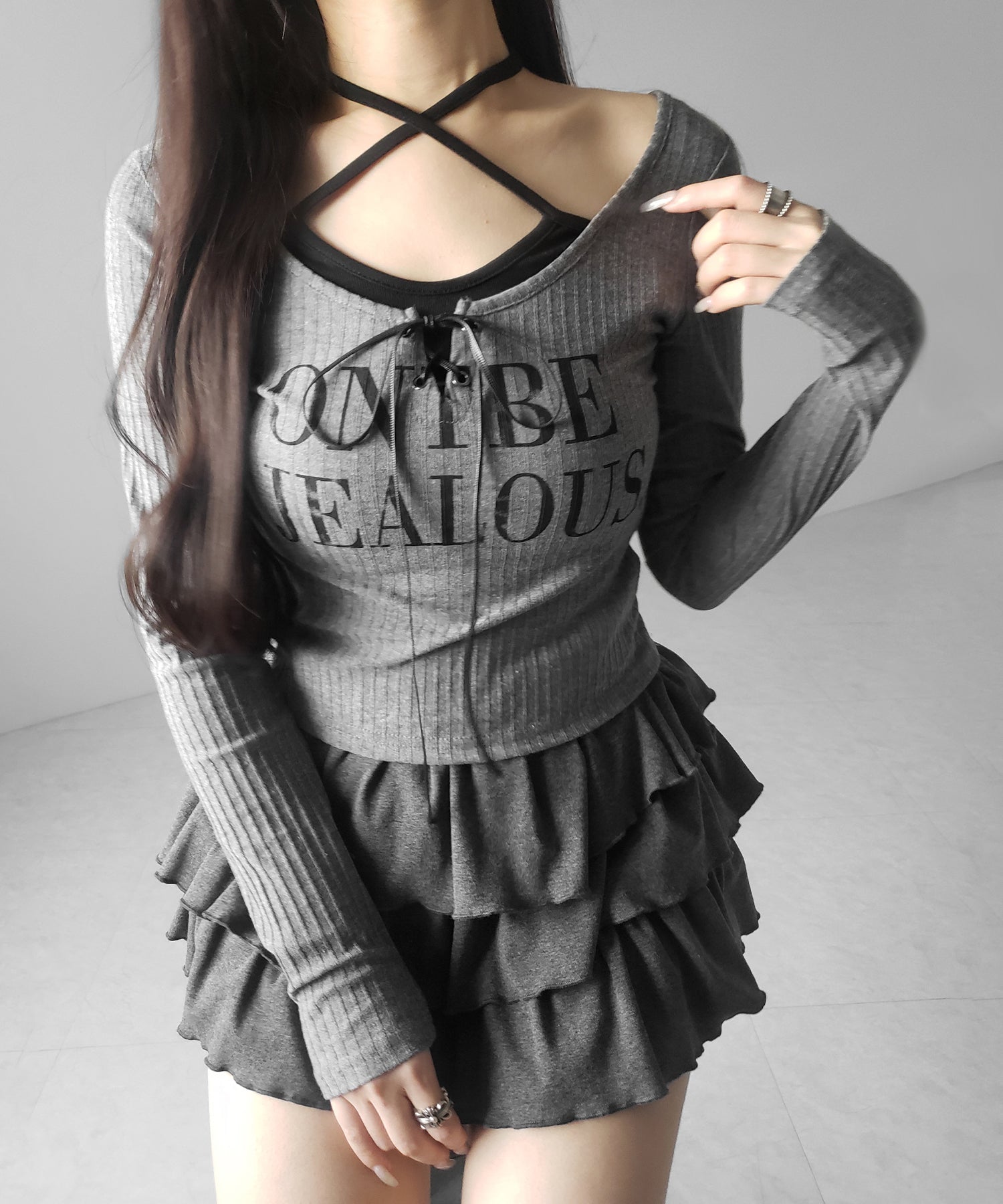 【 クロスネックにできる2WAY 】レースアップフェイクレイヤードロゴカットソートップス / laceup fake layered logo cutsew tops