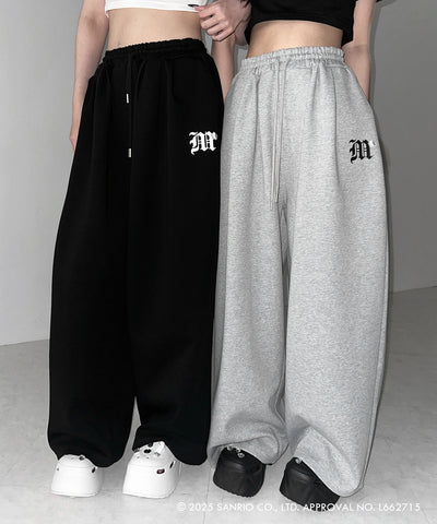 【 HELLO KITTY × me+em select 】ハローキティM LOGO ワイドスウェットパンツ / Hello Kitty M Logo wide sweatpants 【 セットアップ着用可能 】