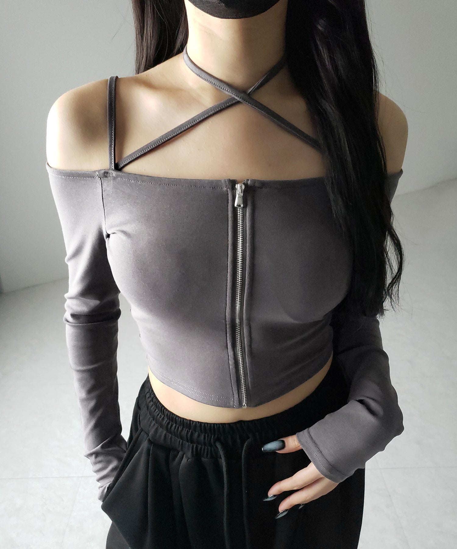 【 3color / カップ付 】フロントジップクロスストラップオフショルトップス / front zip cross straps off-shoulder tops