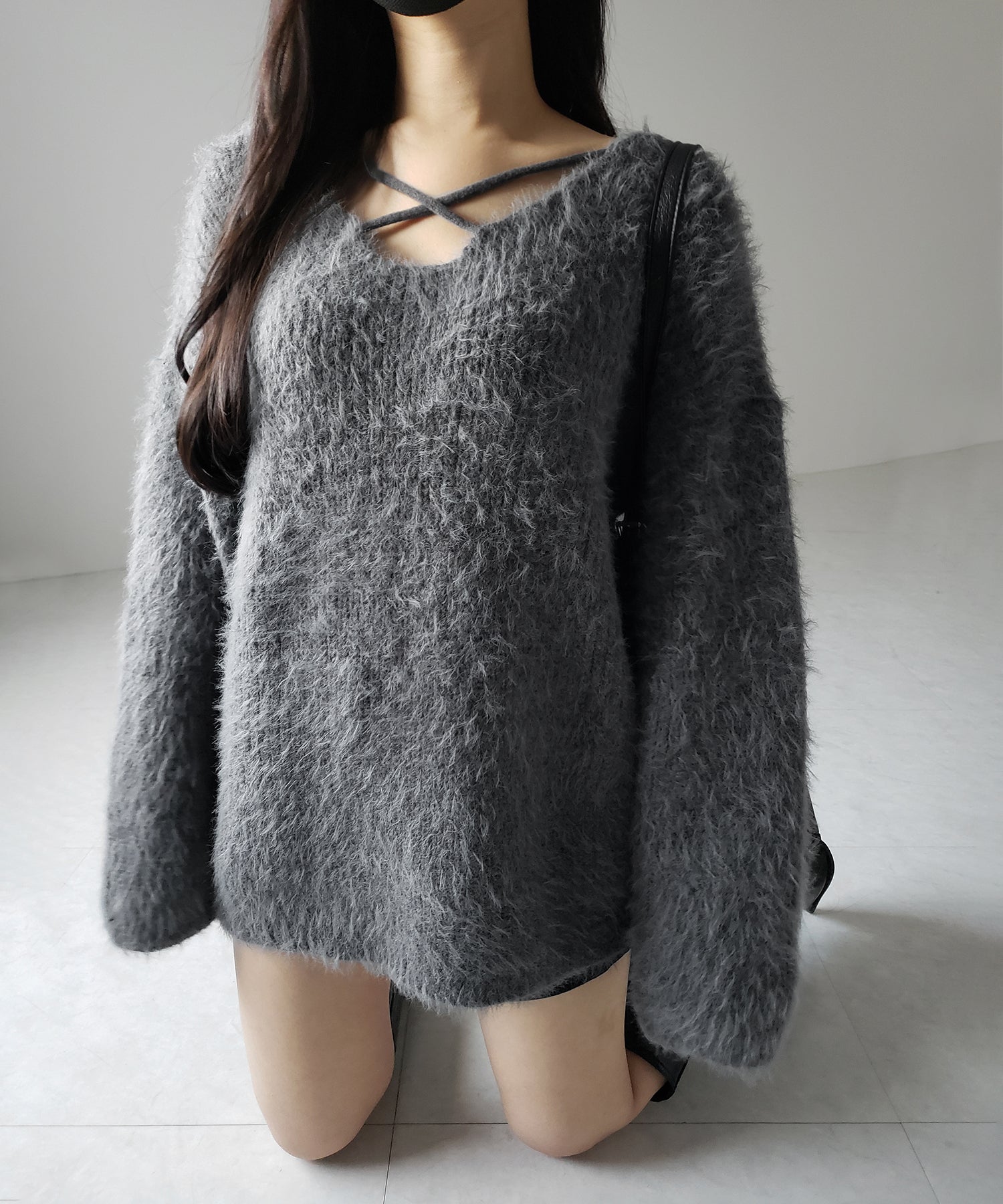 クロスストラップカットアウトルーズシャギーニット