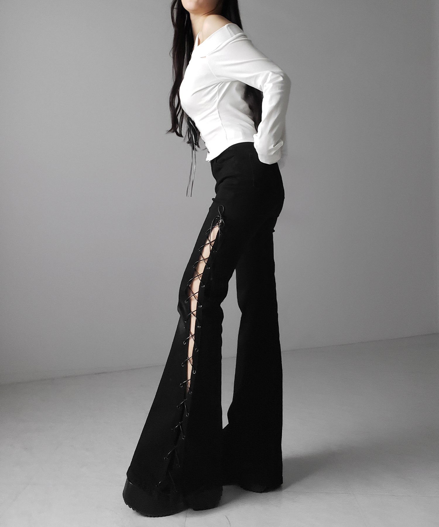 レースアップカットアウトホルターオフショルトップス / laceup cutout halter offshoulder tops