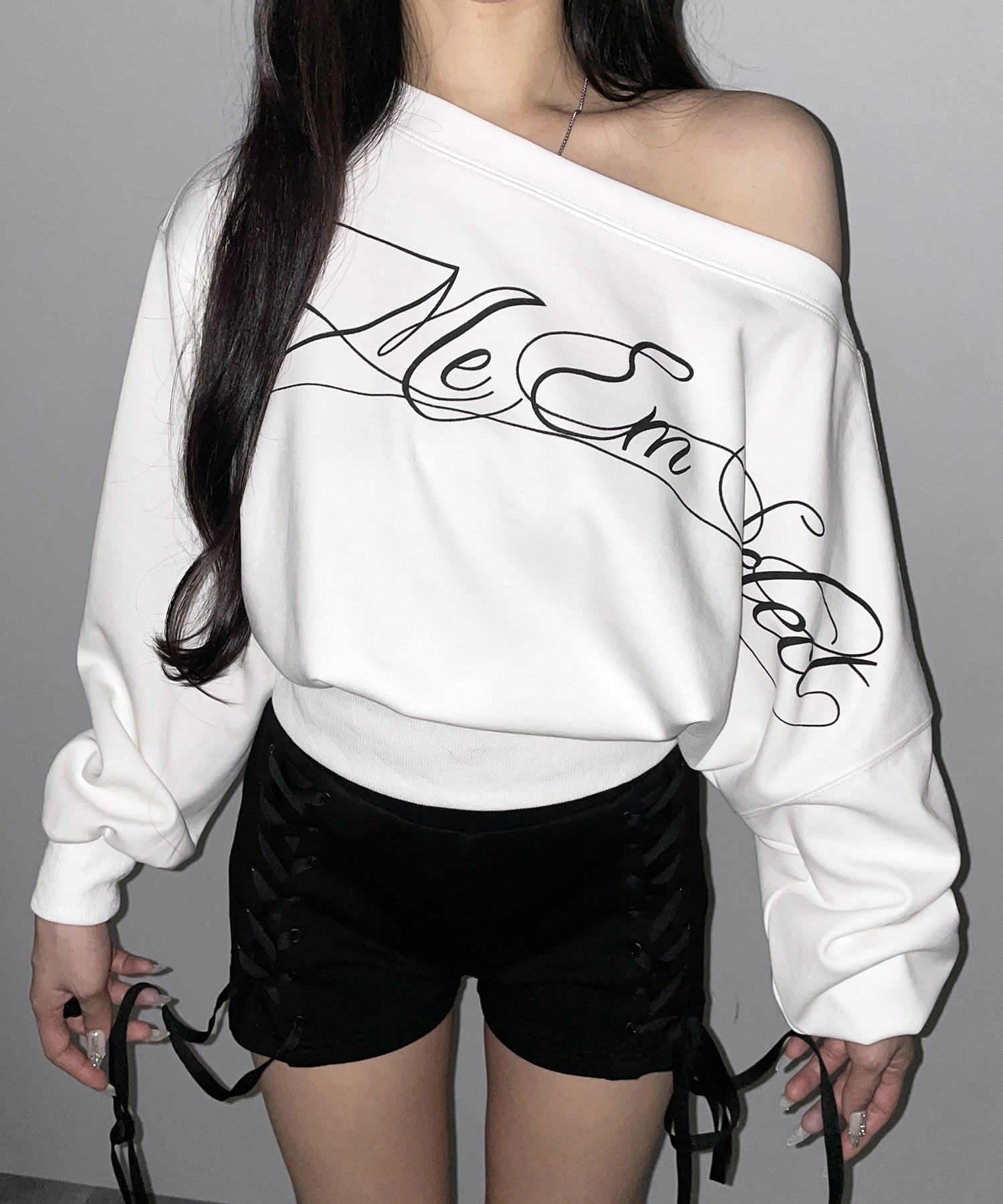 レタリングロゴワンショルショートスウェットライクトップス / lettering logo one-shoulder short sweatlike tops