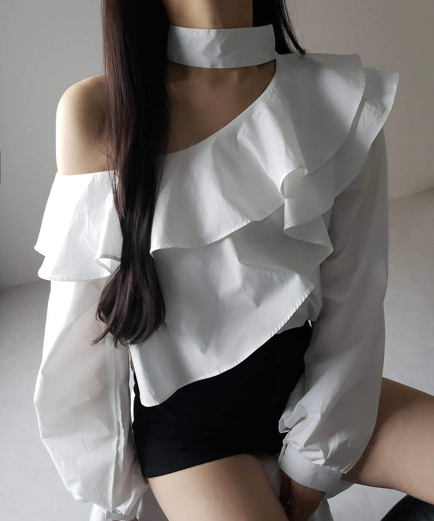 【 2color 】チョーカーフリルワンショルダーブラウス / choker frill one shoulder blouse