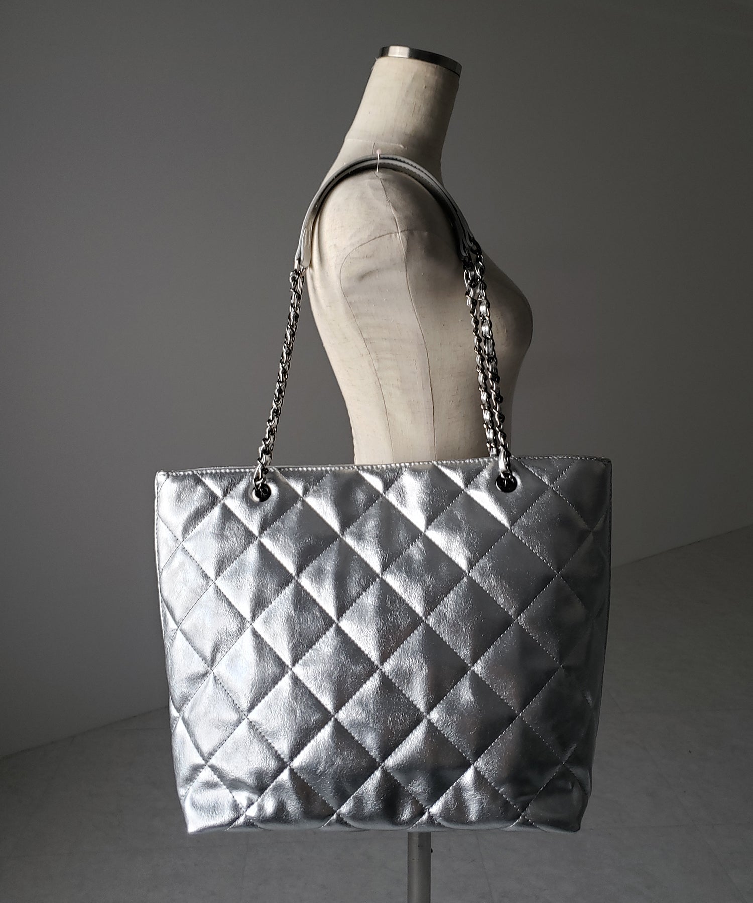 【 A4収納可 】キルティングチェーンスクエアトートショルダーバッグ / quilting chain square tote shoulder bag