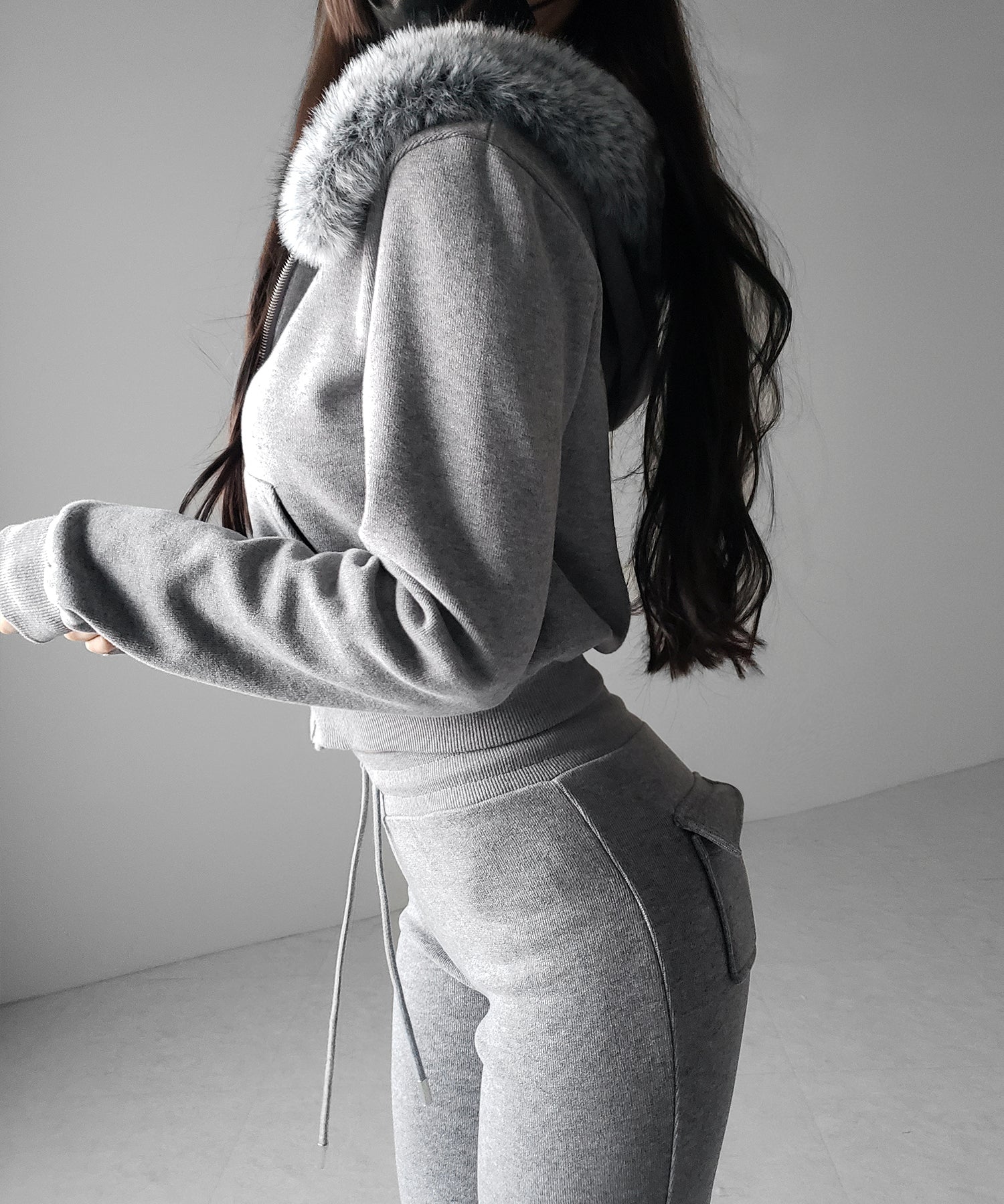【 セットアップ 】ファーフードショートパーカー&スウェットフレアパンツ / Fur short hoodie & sweat flare pants SETUP