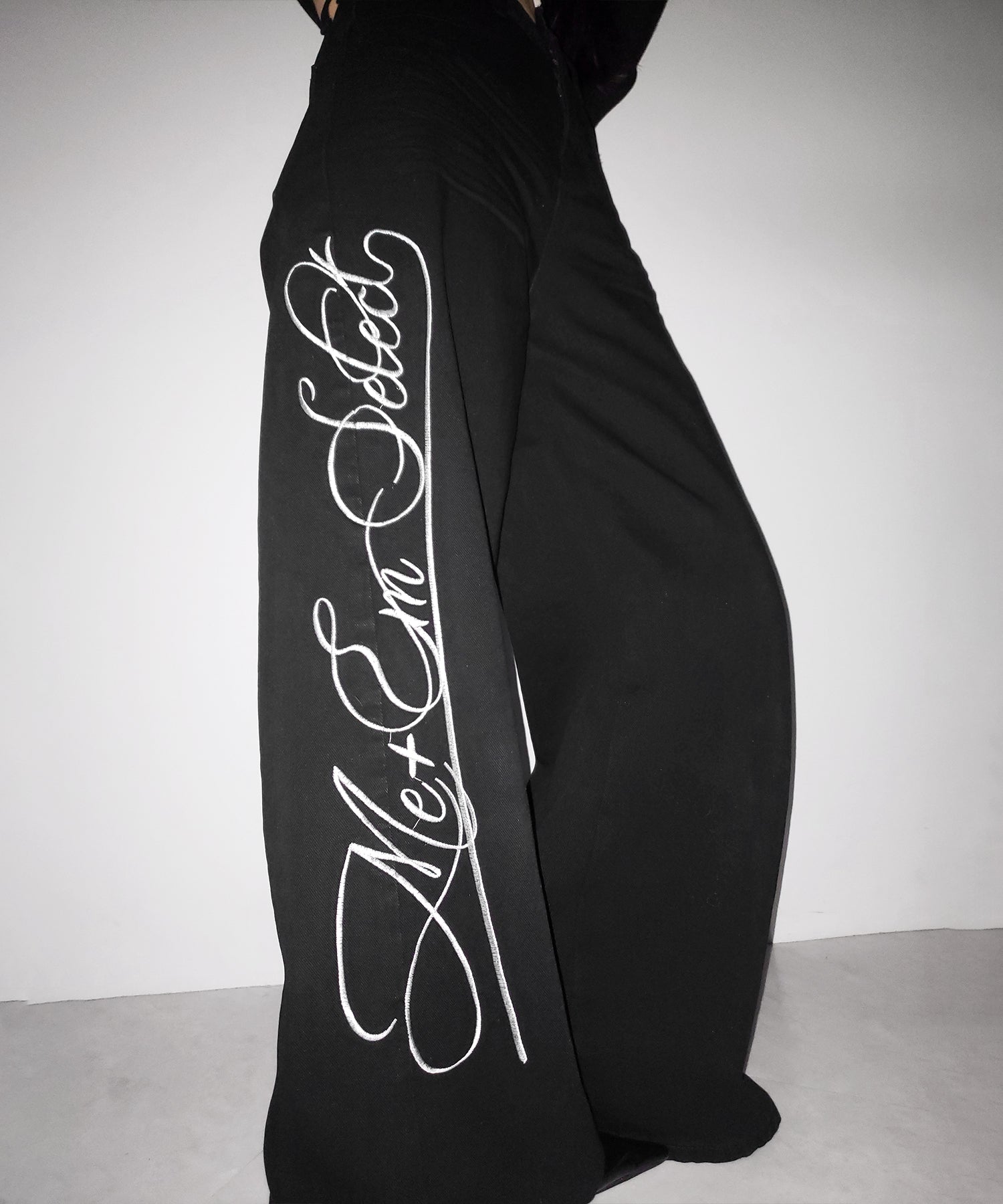 レタリングロゴ刺繍ハイウエストワイドブラックデニム / lettering logo embroidery high waist wide black denim