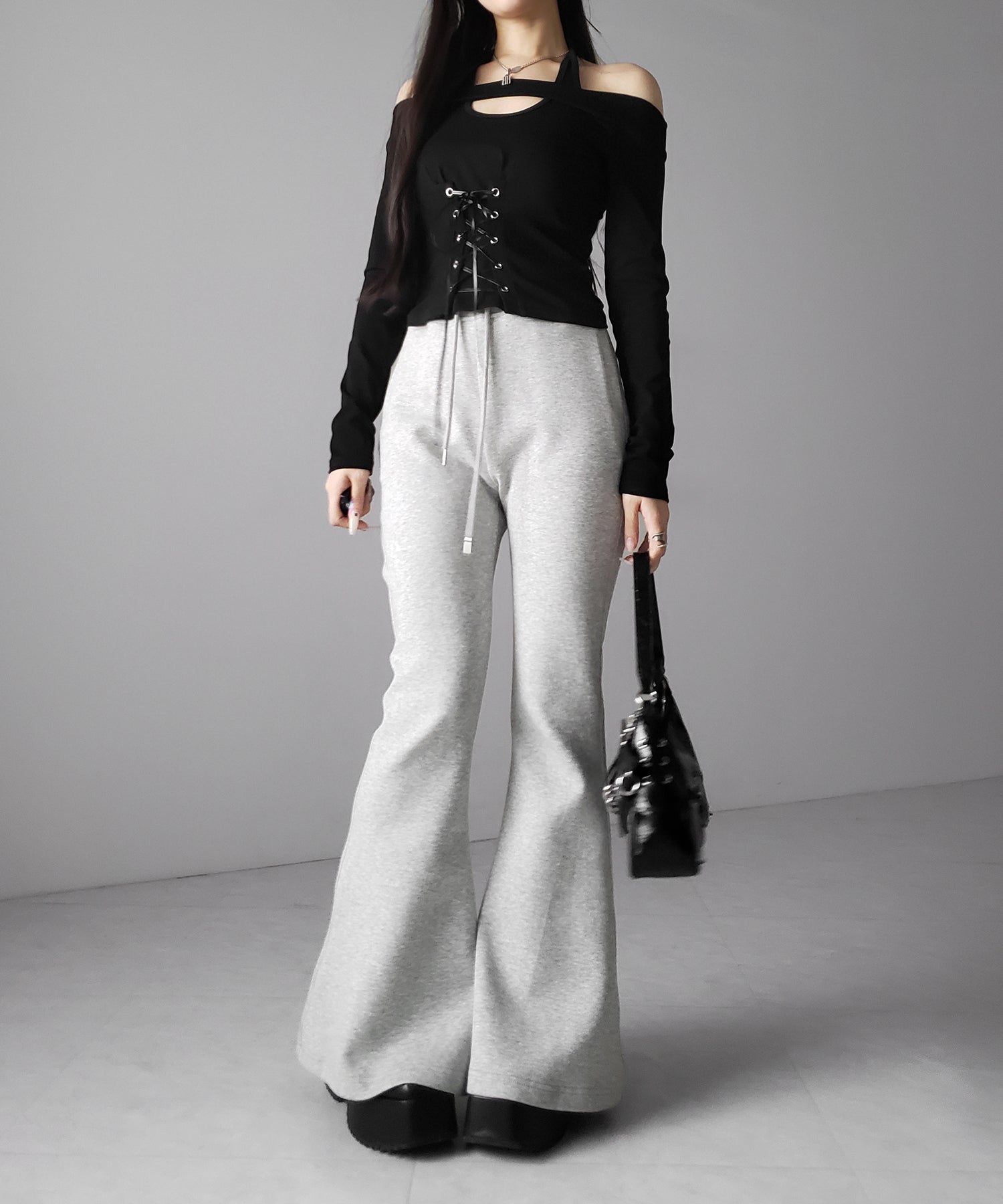 レースアップカットアウトホルターオフショルトップス / laceup cutout halter offshoulder tops