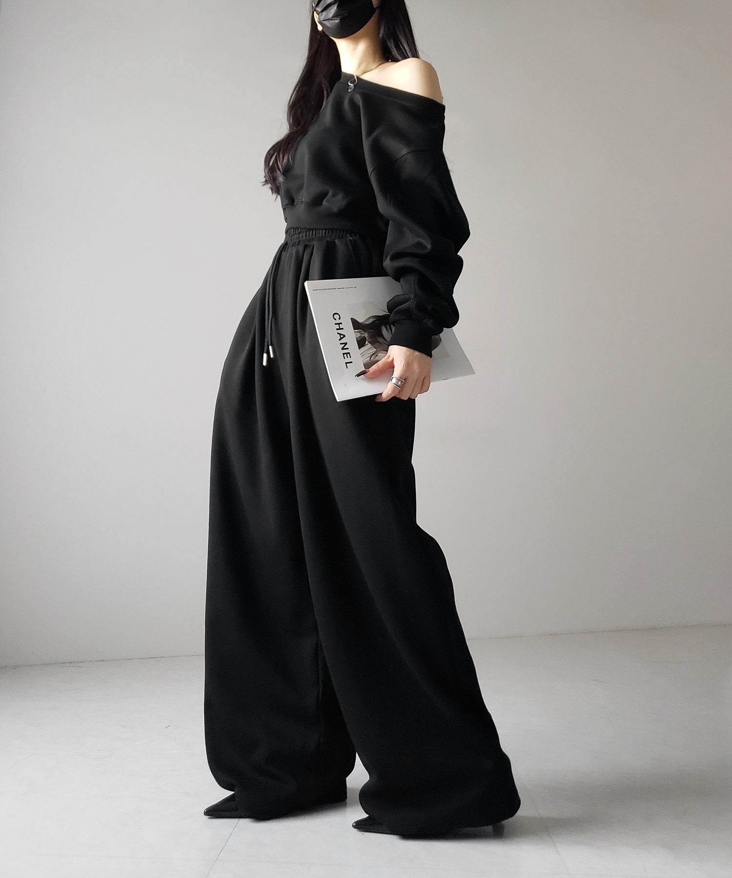 【 セットアップ 】ワンショルダーショートスウェットトップス + タックワイドパンツ SET / off shoulder short sweat tops & tack wide pants SET