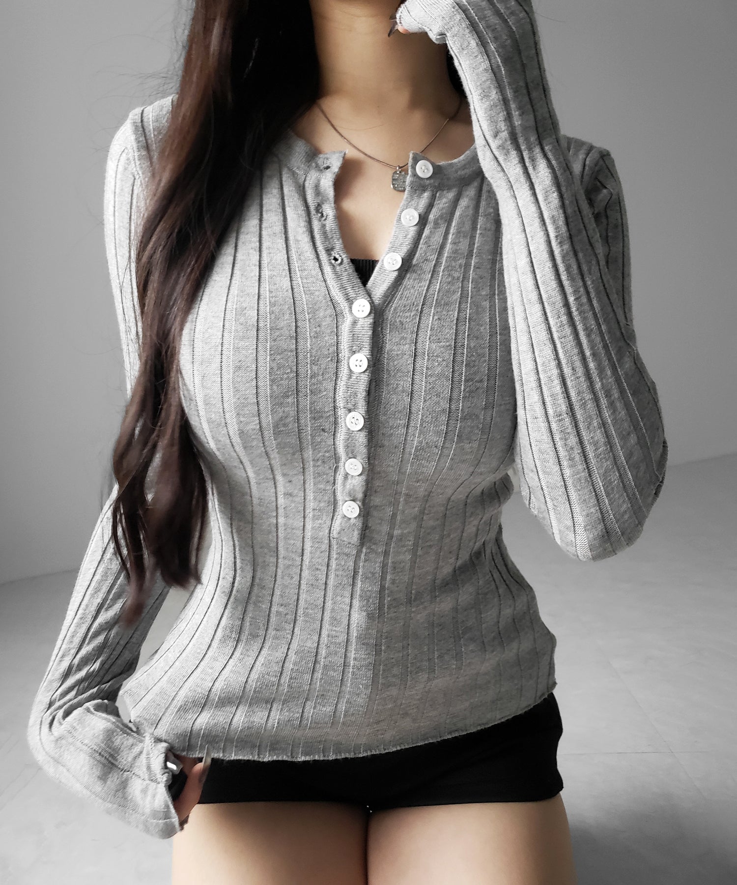 スリムフィットヘンリーネックリブトップス / slim fit henley neck ribbed tops