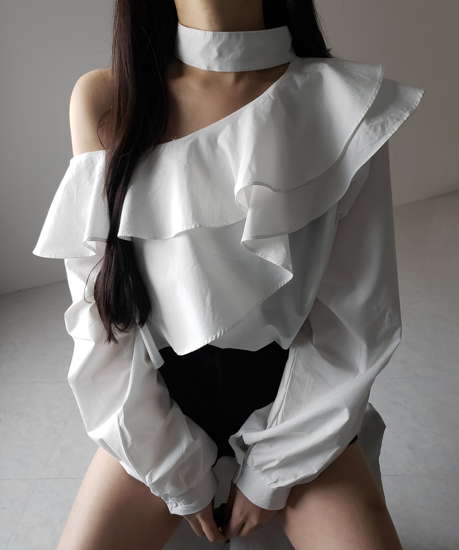【 2color 】チョーカーフリルワンショルダーブラウス / choker frill one shoulder blouse