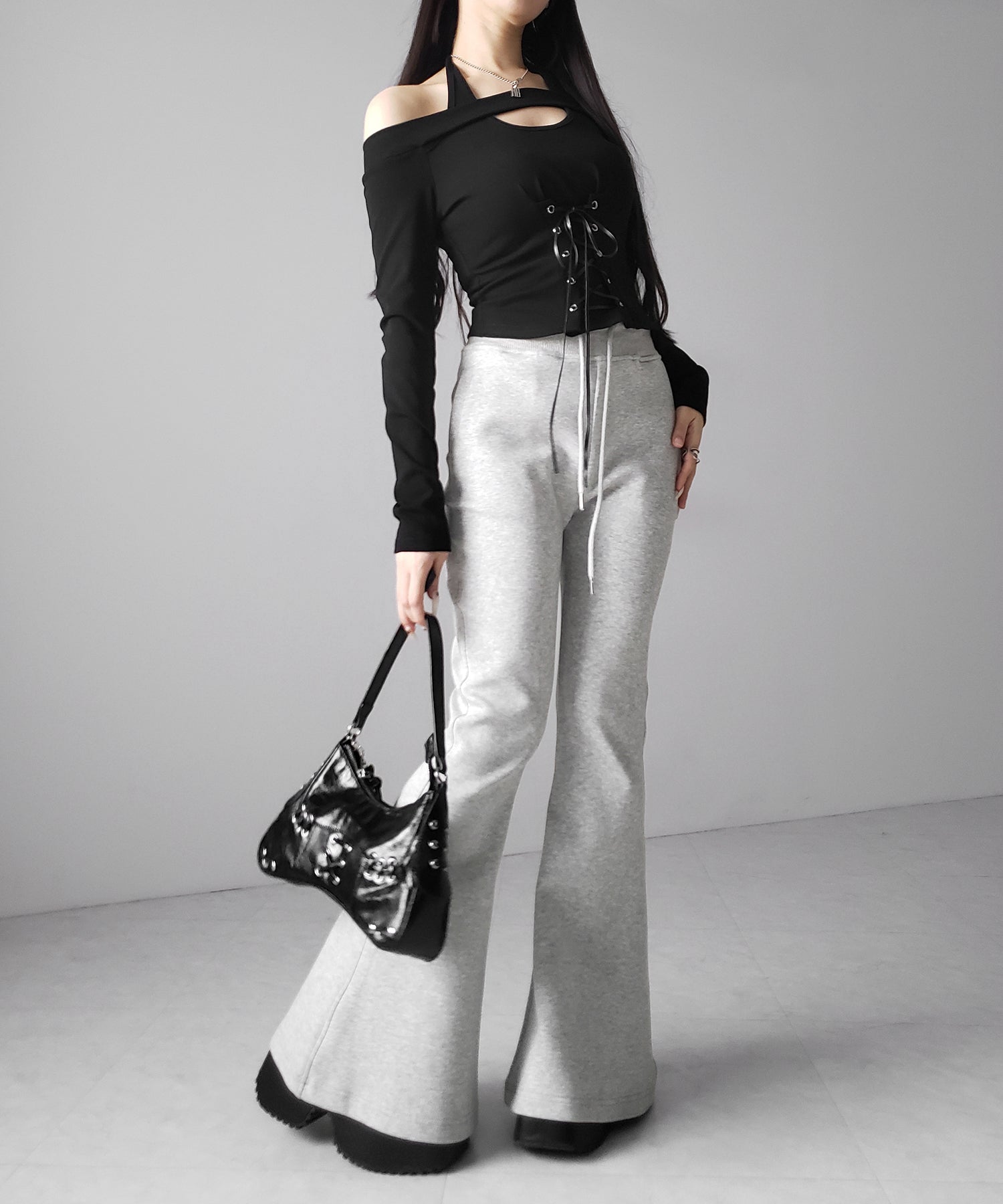 レースアップカットアウトホルターオフショルトップス / laceup cutout halter offshoulder tops