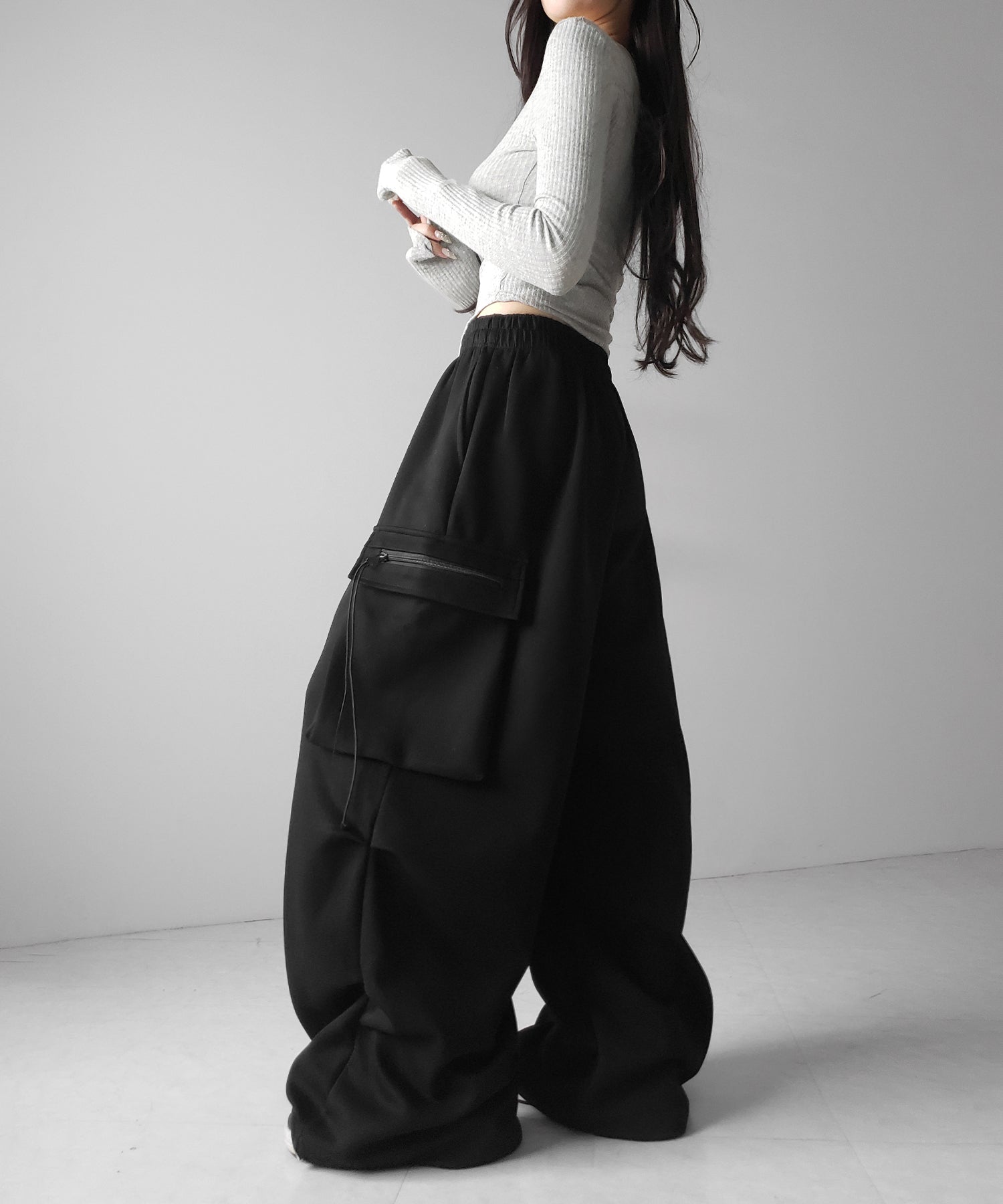 【 裾絞り可能2WAY 】ドローコードタックワイドカーゴスウェットパンツ / drawcord tuck wide cargo sweatpants