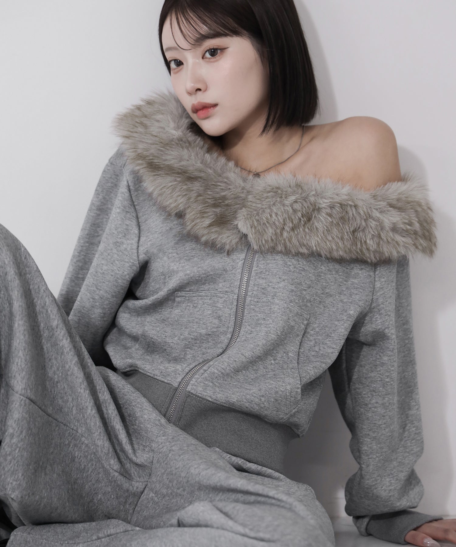 【 セットアップ 】ファーダブルジップワンショルスウェット&タックワイドスウェットパンツ / Fur double-zip one-shoulder sweatshirt & tuck wide sweatpants SETUP