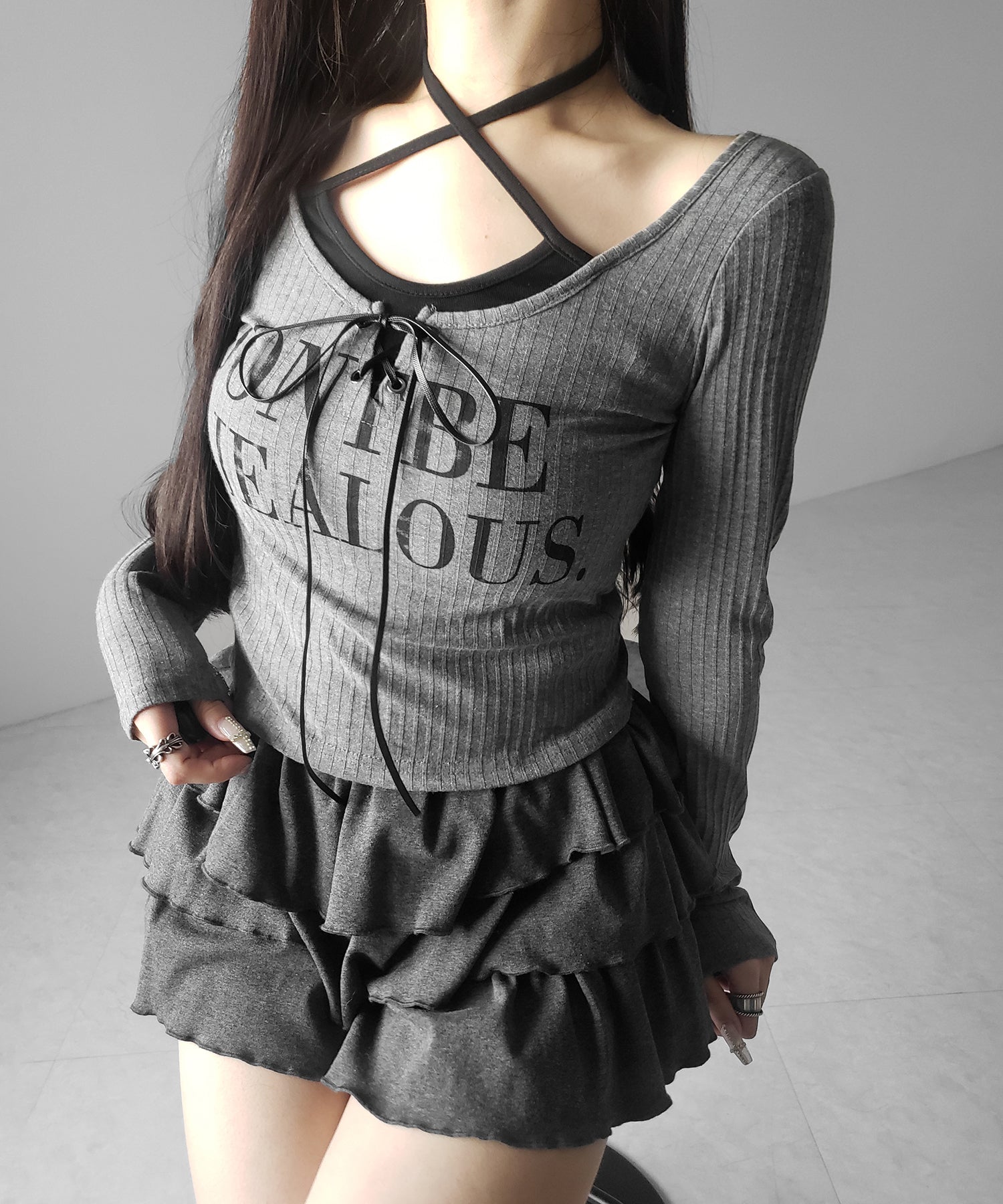 【 クロスネックにできる2WAY 】レースアップフェイクレイヤードロゴカットソートップス / laceup fake layered logo cutsew tops