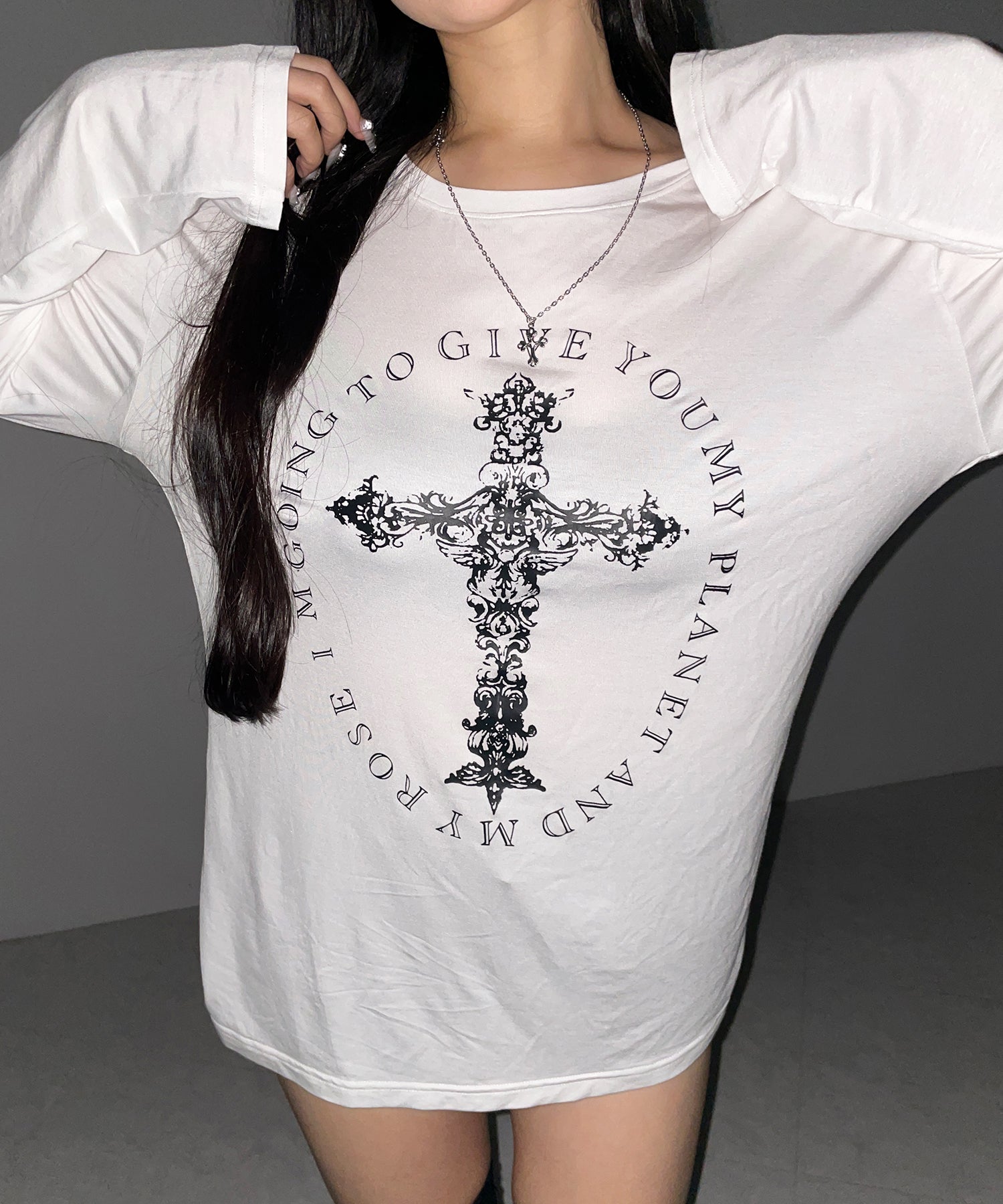 【 ワンショルにできる2way 】クロスロゴプリントワンショルルーズシアーTシャツ / 2WAY cross logo print one shoulder loose sheer T-shirt