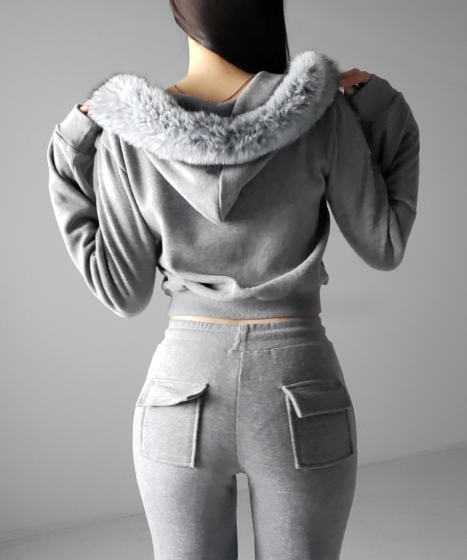 【 セットアップ 】ファーフードショートパーカー&スウェットフレアパンツ / Fur short hoodie & sweat flare pants SETUP