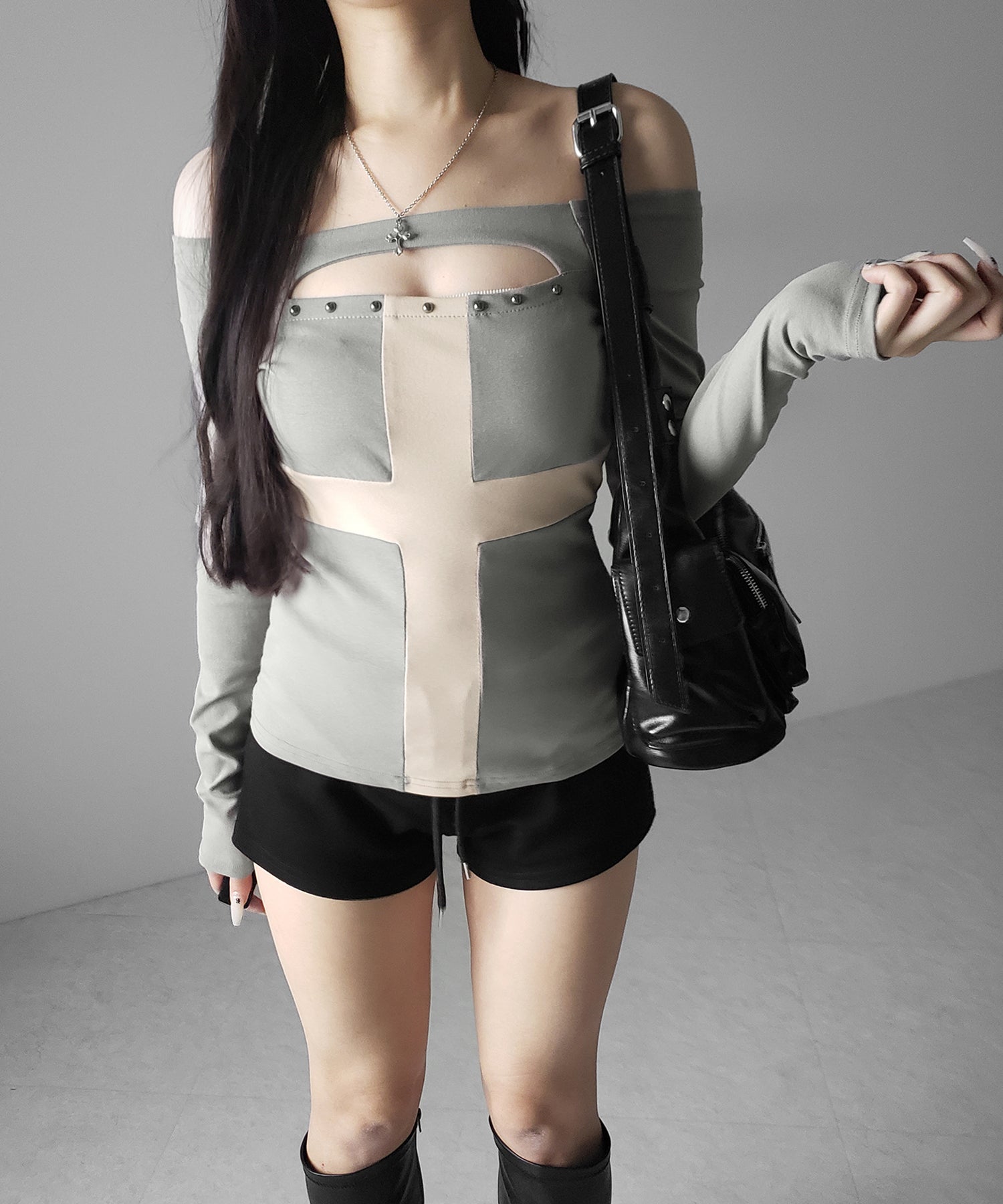 十字架クロスデザインカットアウトオフショルスリムトップス / cross design cutout offshoulder slim tops