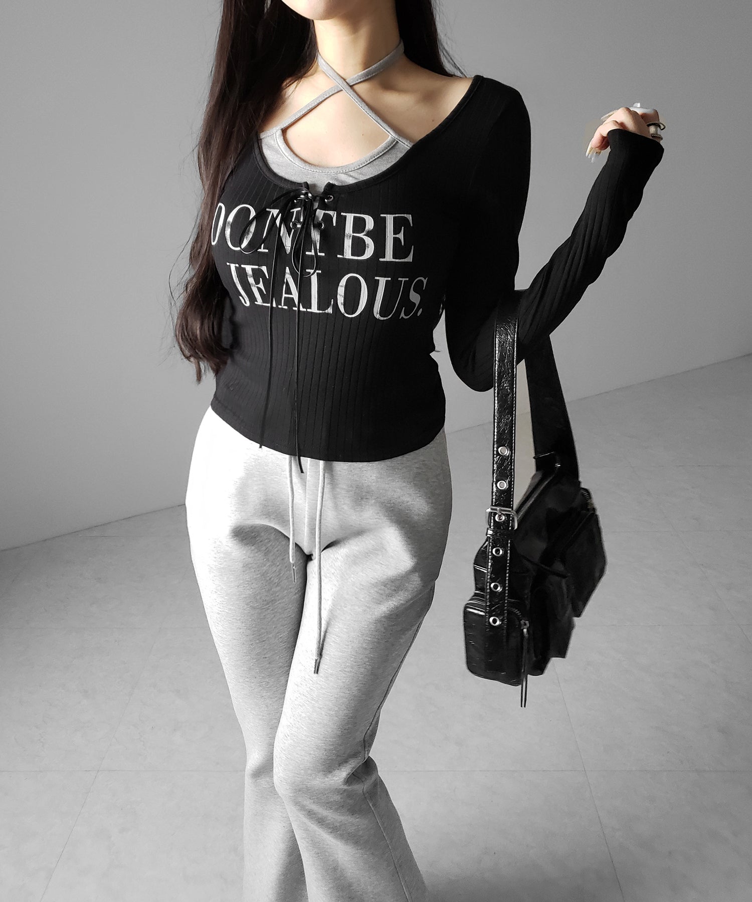 【 クロスネックにできる2WAY 】レースアップフェイクレイヤードロゴカットソートップス / laceup fake layered logo cutsew tops