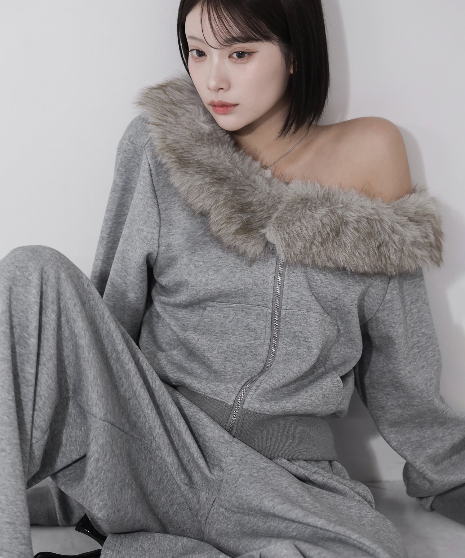 【 セットアップ 】ファーダブルジップワンショルスウェット&タックワイドスウェットパンツ / Fur double-zip one-shoulder sweatshirt & tuck wide sweatpants SETUP