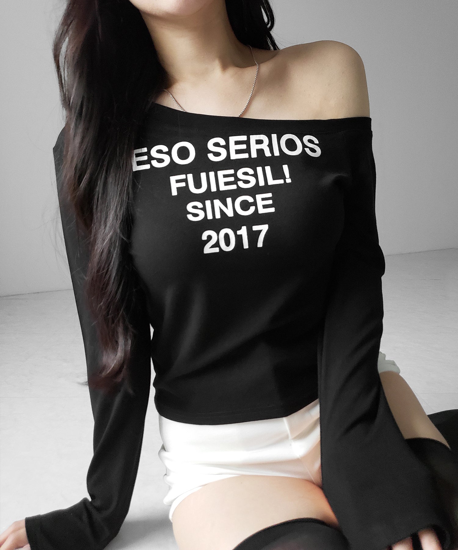 コンパクトロゴワンショルルーズロンT / compact logo one-Shoulder loose long-sleeve T-Shirt