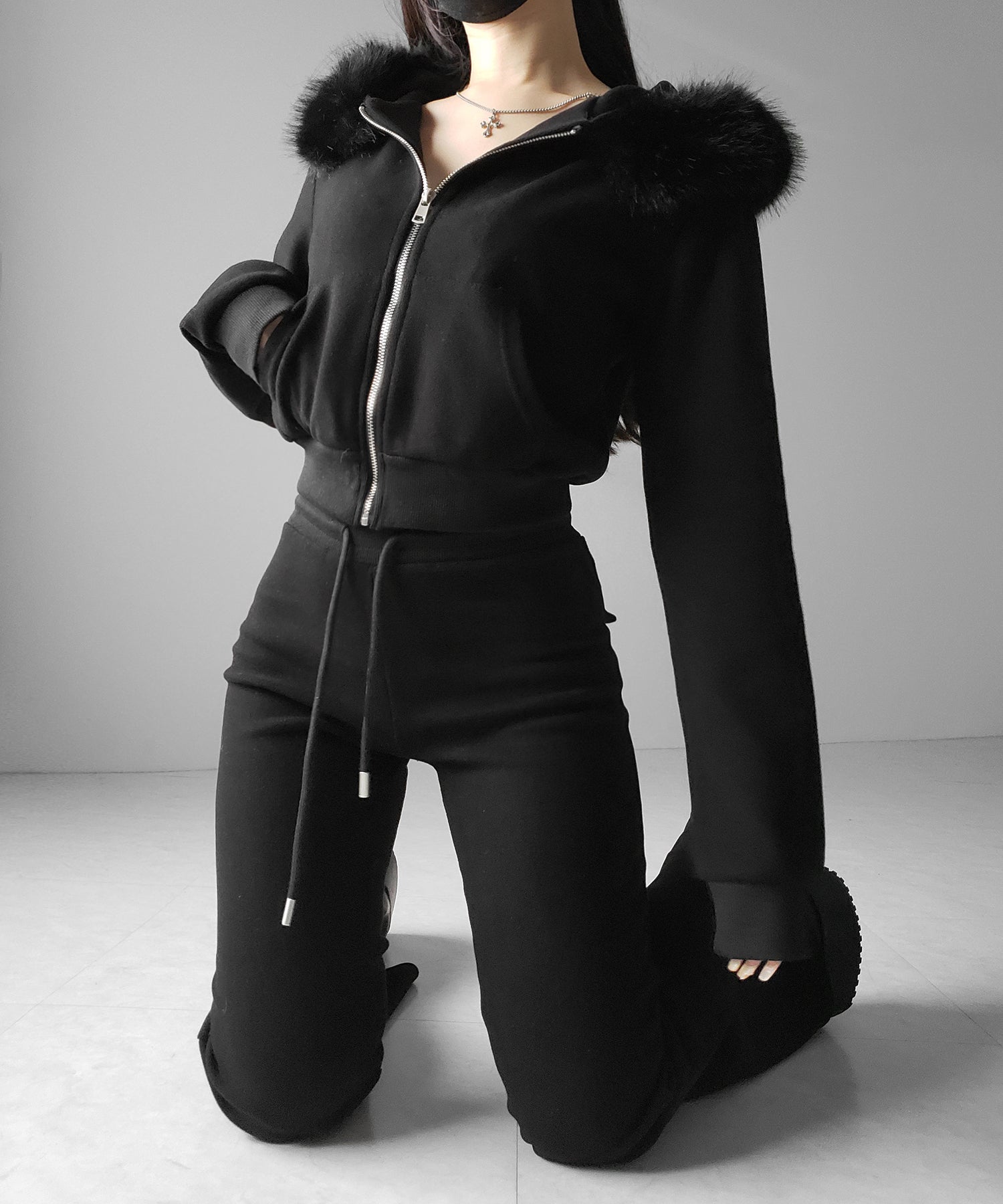 【 セットアップ 】ファーフードショートパーカー&スウェットフレアパンツ / Fur short hoodie & sweat flare pants SETUP