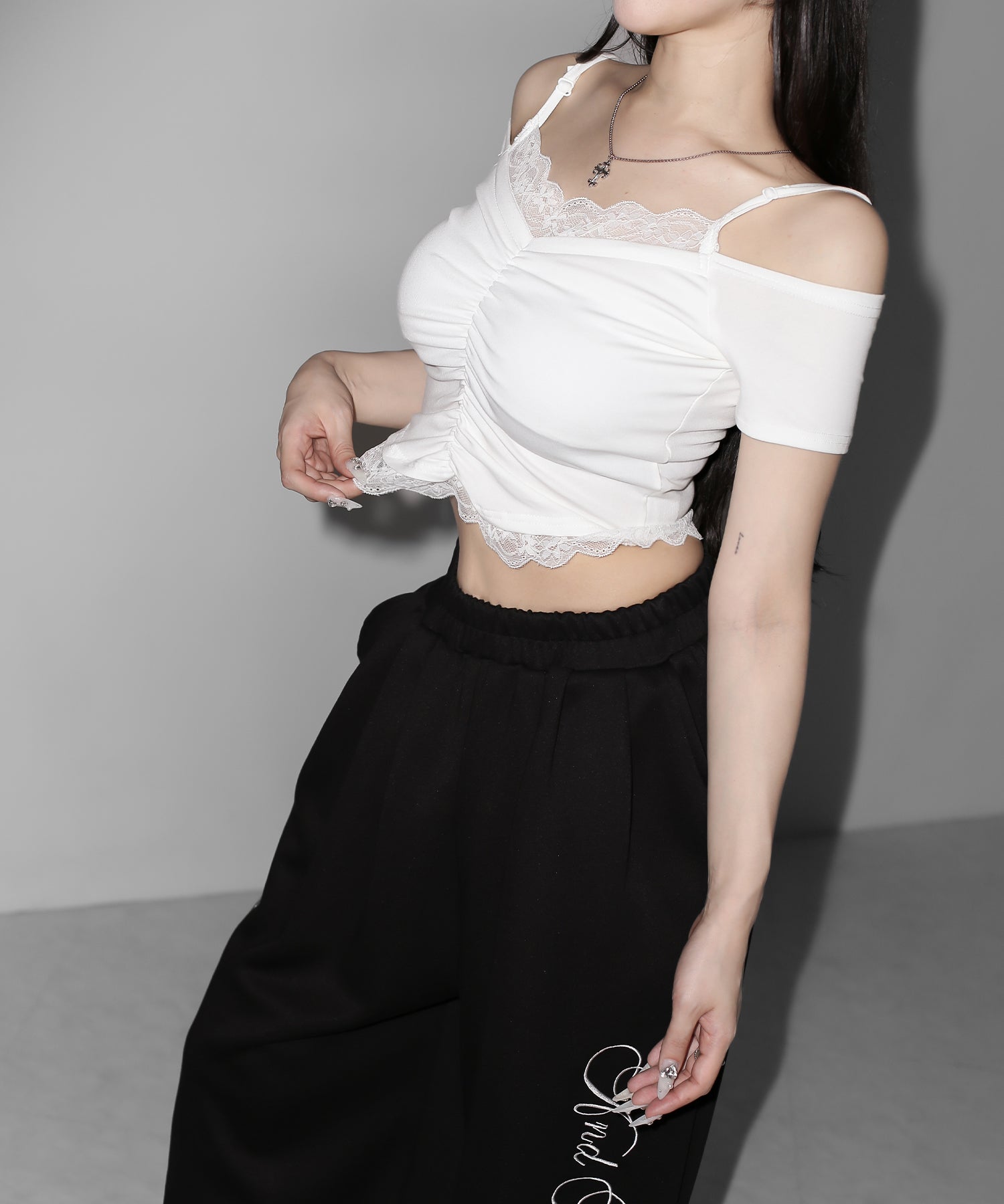 レースドッキングシャーリング半袖オフショルトップス / lace docking shirring short-sleeved off-shoulder tops