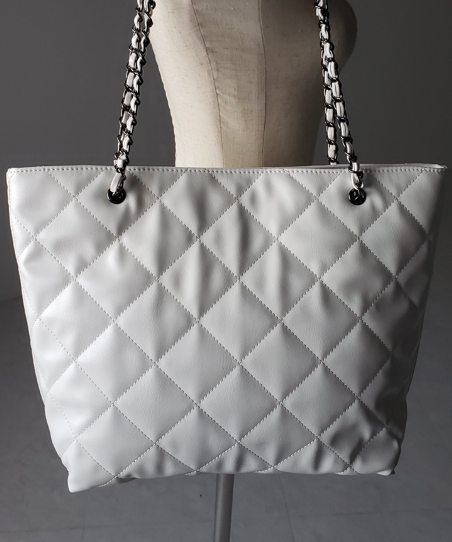 【 A4収納可 】キルティングチェーンスクエアトートショルダーバッグ / quilting chain square tote shoulder bag