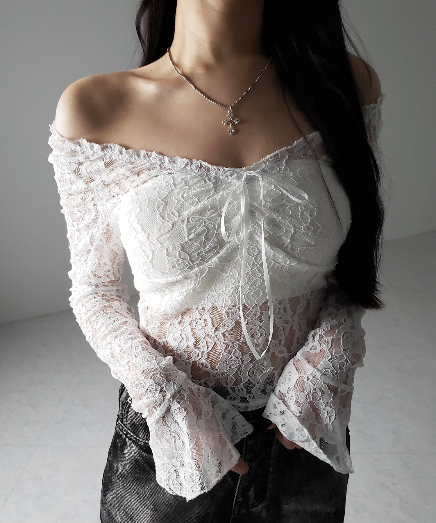 【 2color /2WAY 】フロントリボンオフショルスリムレーストップス / front ribbon off-shoulder slim lace tops