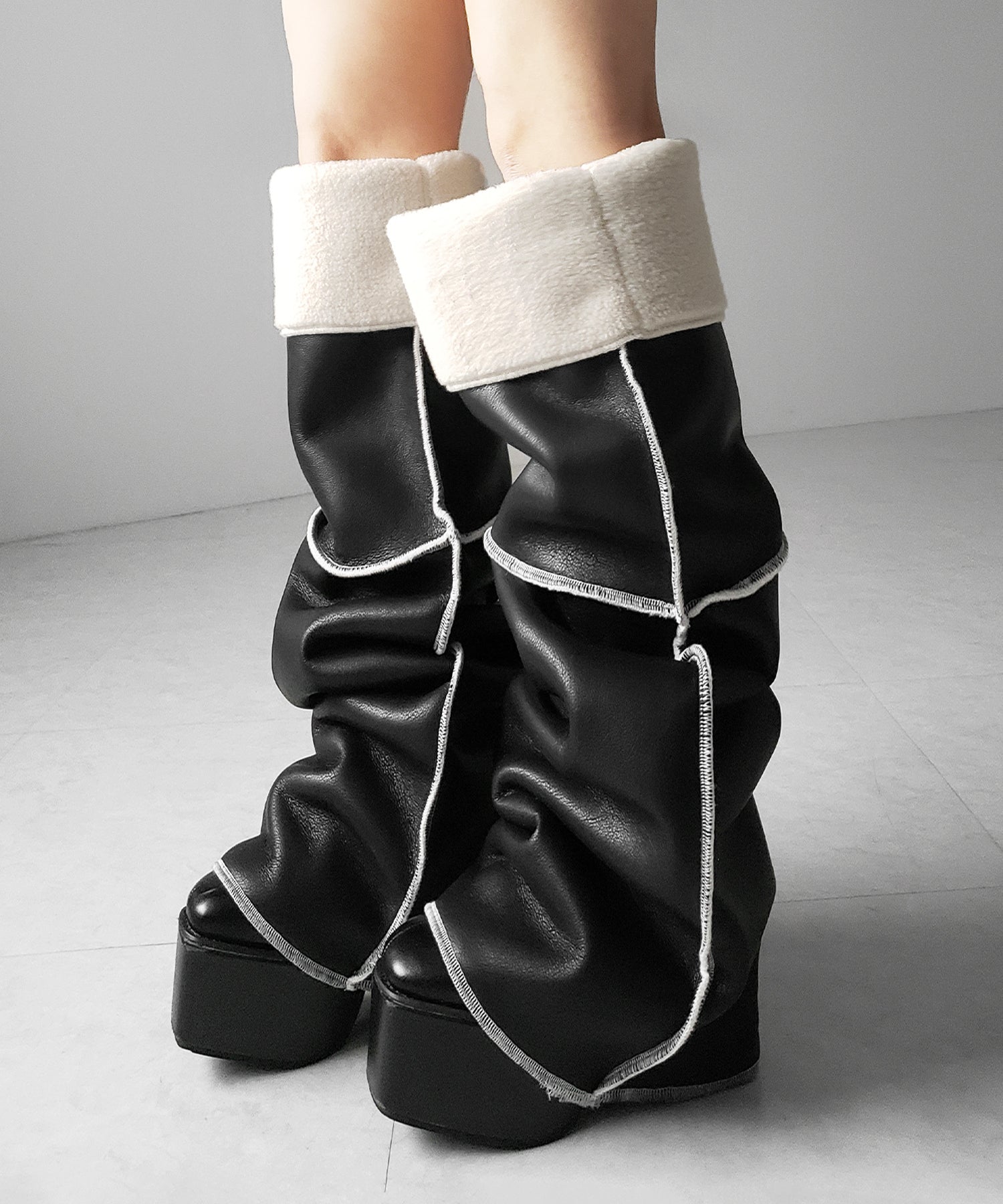 【 ニーハイにもなる2WAY 】ムートンフェイクレザールーズレッグカバー / mouton fake leather loose leg cover